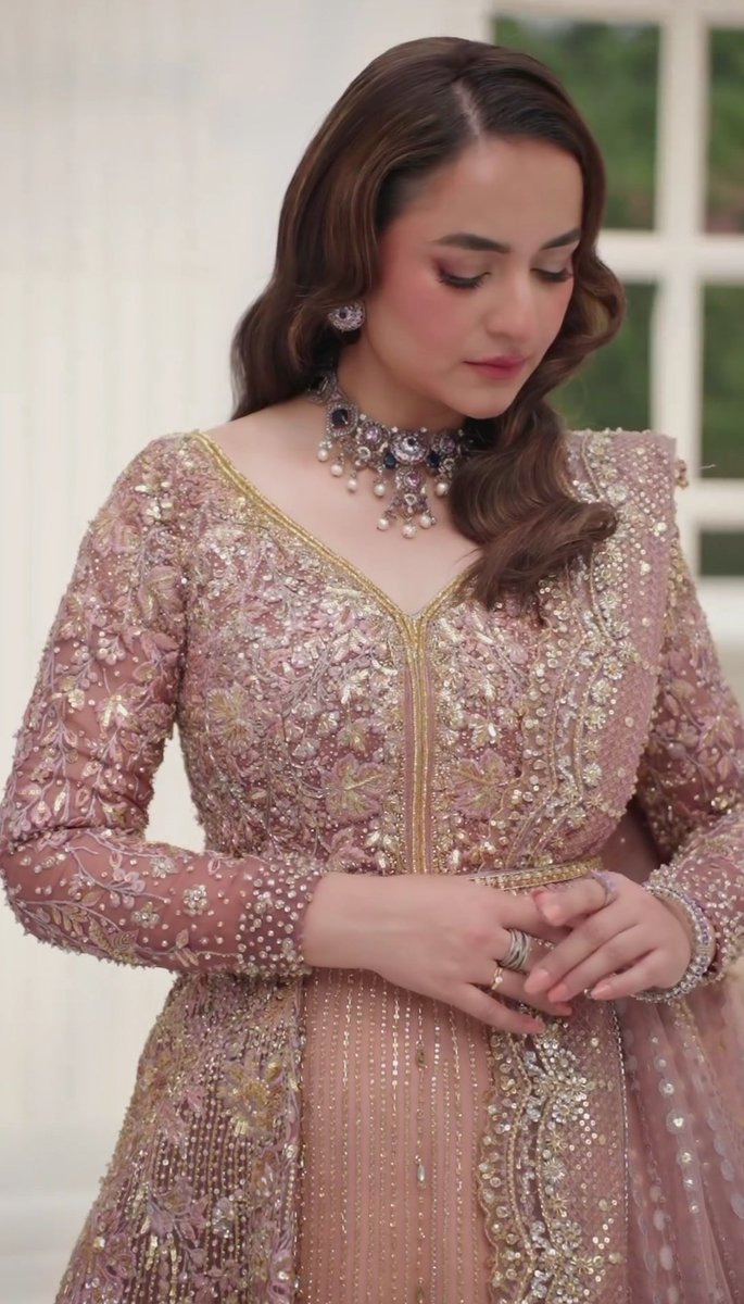 Wo Apni palkon se dekhti hai
Jese humko hi ghyal kar rahi ho
Dusre pal mai khud hi palak jhapka
Ke hum pe meherbaani karliye apne toh
#YumnaZaidi