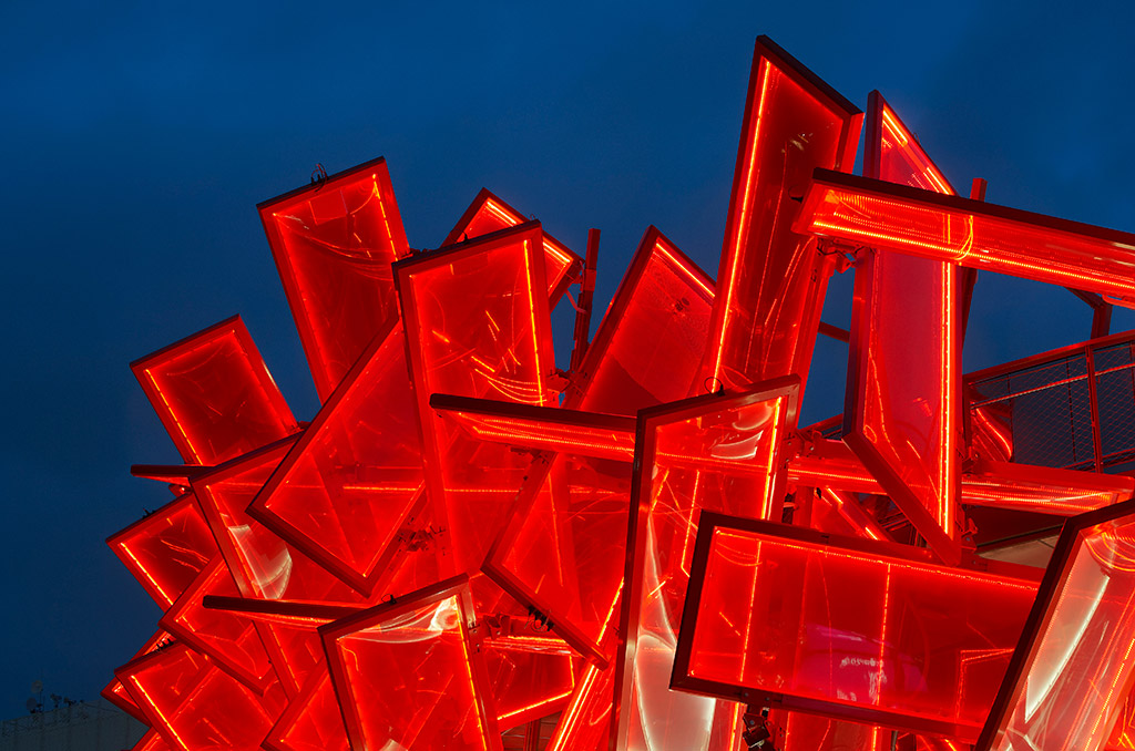 Happy December! We're bringing a festive glow ✨ to the VIEW Images website with our new homepage gallery.

Red and gold accents in architecture 

📸 Coca-Cola Beatbox ©️ Hufton+Crow / VIEW