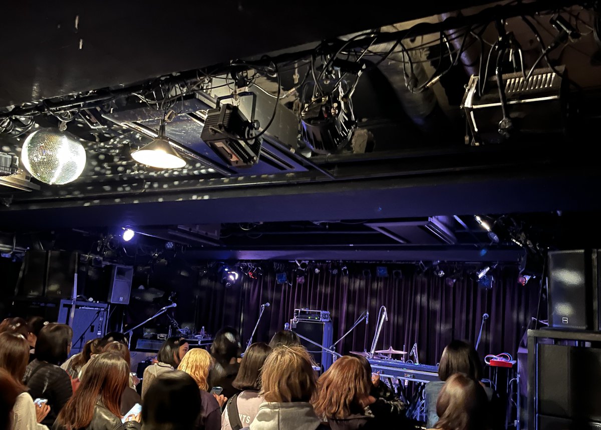 franc_083's tweet photo. ①昨夜、中ちゃんのバンド「Odd Donuts」の初ライブへ行って来ました!
「Dear Neighbor」at O-nest
キャパ250の箱なのでフロアの何処からでもステージが近い!近い!
4組全て初めましてのバンドでしたが、めっちゃ楽しかったです♪
#DearNeighbor
#Enfants
#OddDonuts
#藤本夏樹
#YAJICOGIRL https://t.co/f8YW6JBELj
