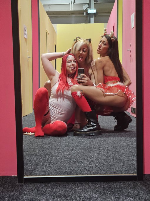 Bon 1er d&eacute;cembre w/ @amanilouvelove  @missnvus https://t.co/0DYS0LRURs<a class="tags" target="_blank" title="On Twitter" href="/?out=eyJ0eXAiOiJKV1QiLCJhbGciOiJIUzUxMiJ9.eyJpYXQiOjE3MjMxNzM5NzYsImlzcyI6InR3cG9ybnN0YXJzLmNvbSIsIm5iZiI6MTcyMzE3Mzk3NiwiZXhwIjoxNzU0NzA5OTc2LCJyZWRpcmVjdF91cmwiOiJodHRwczovL3R3aXR0ZXIuY29tL2FtYW5pbG91dmVsb3ZlIn0.67VweWH-igSVvGDNZD5fEp6nypplKDZ13rYskZdJGaOVIrft7HSL9tojheptWWMg0l4kTns96SiydqJ0S2gFGA">@amanilouvelove</a><a class="tags" href="/tag/missnvus">@missnvus</a><a href="/tag/stripchat"class="tags"><span>#stripchat</span></a><a href="/tag/stripchatlive"class="tags"><span>#stripchatlive</span></a>