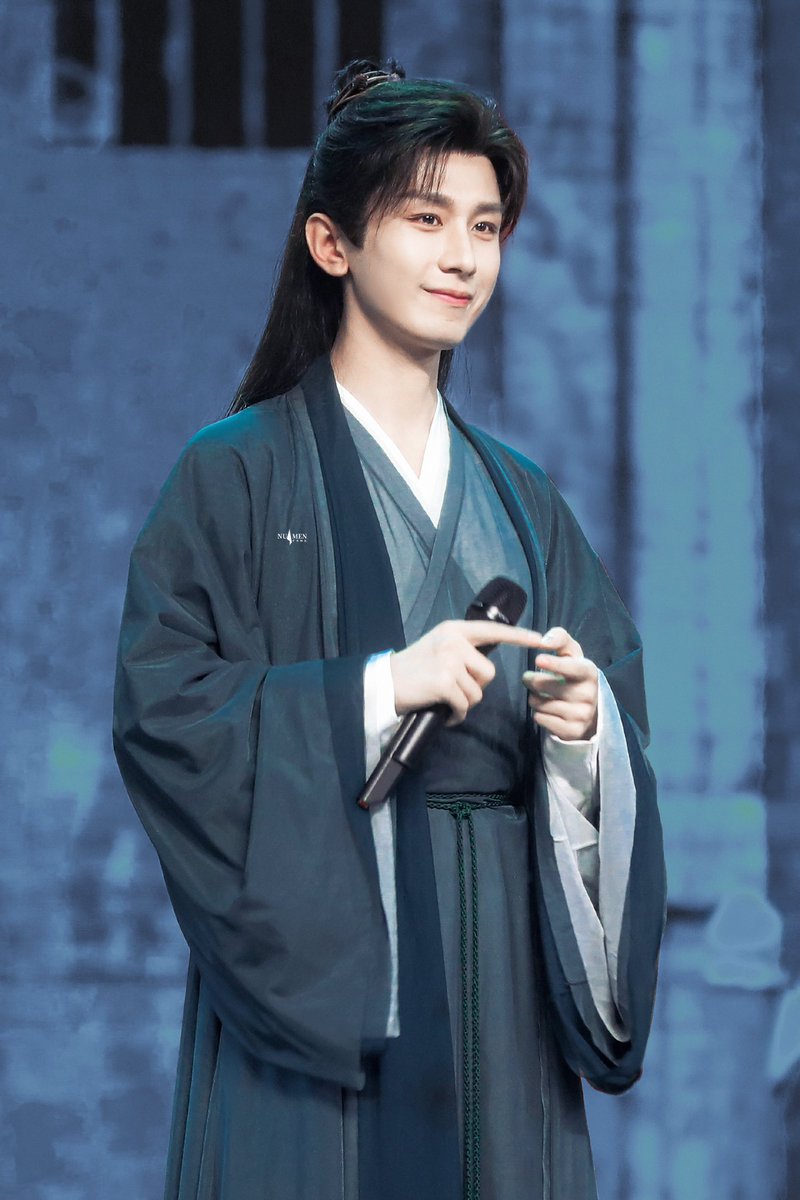 NuMenChengYi's tweet photo. 「 靠近光 追随光 成为光 
不远万里 奔赴璀璨尖叫夜」
#ChengYi  #成毅 https://t.co/lovYTsJldE