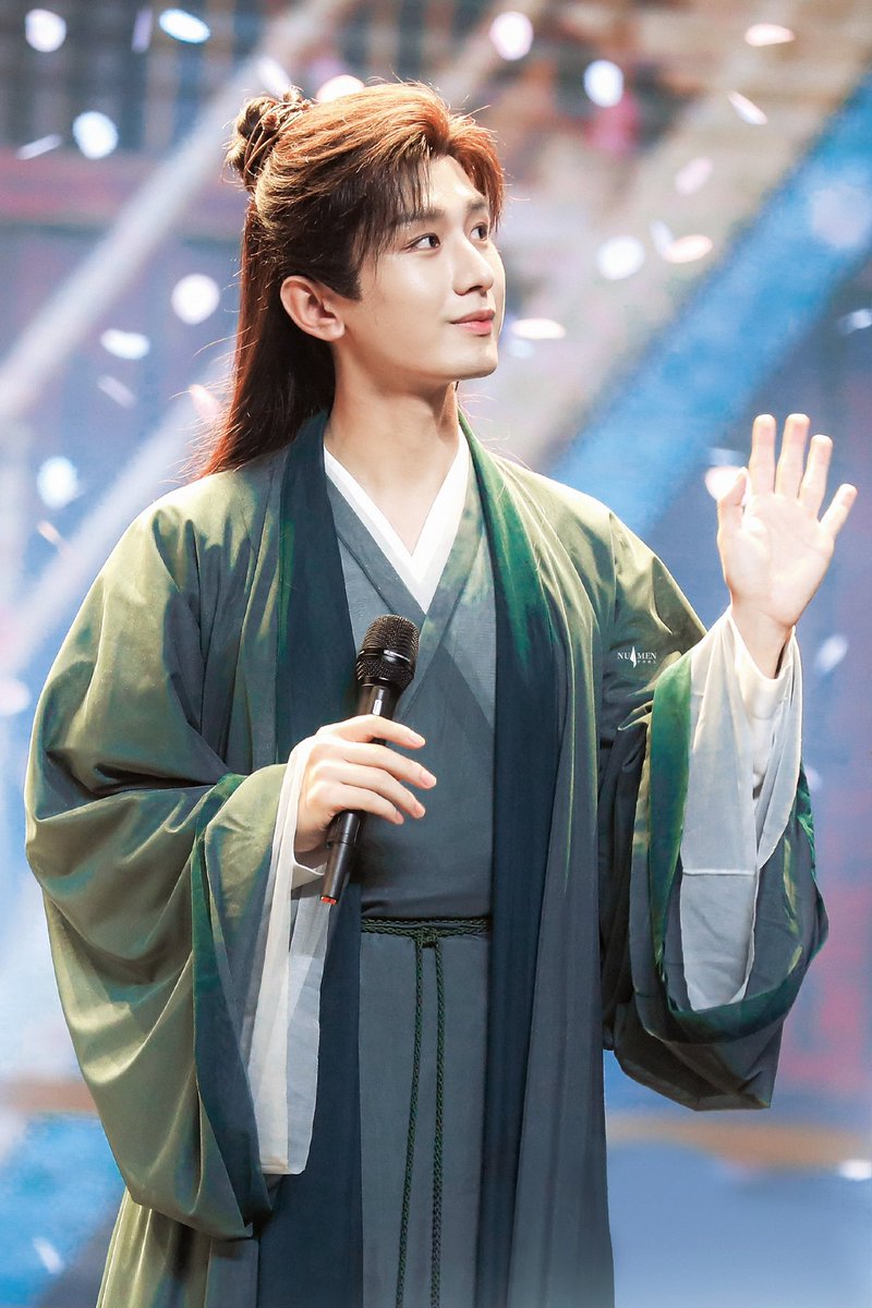 NuMenChengYi's tweet photo. 「 靠近光 追随光 成为光 
不远万里 奔赴璀璨尖叫夜」
#ChengYi #成毅 https://t.co/cfFo5TsoUA