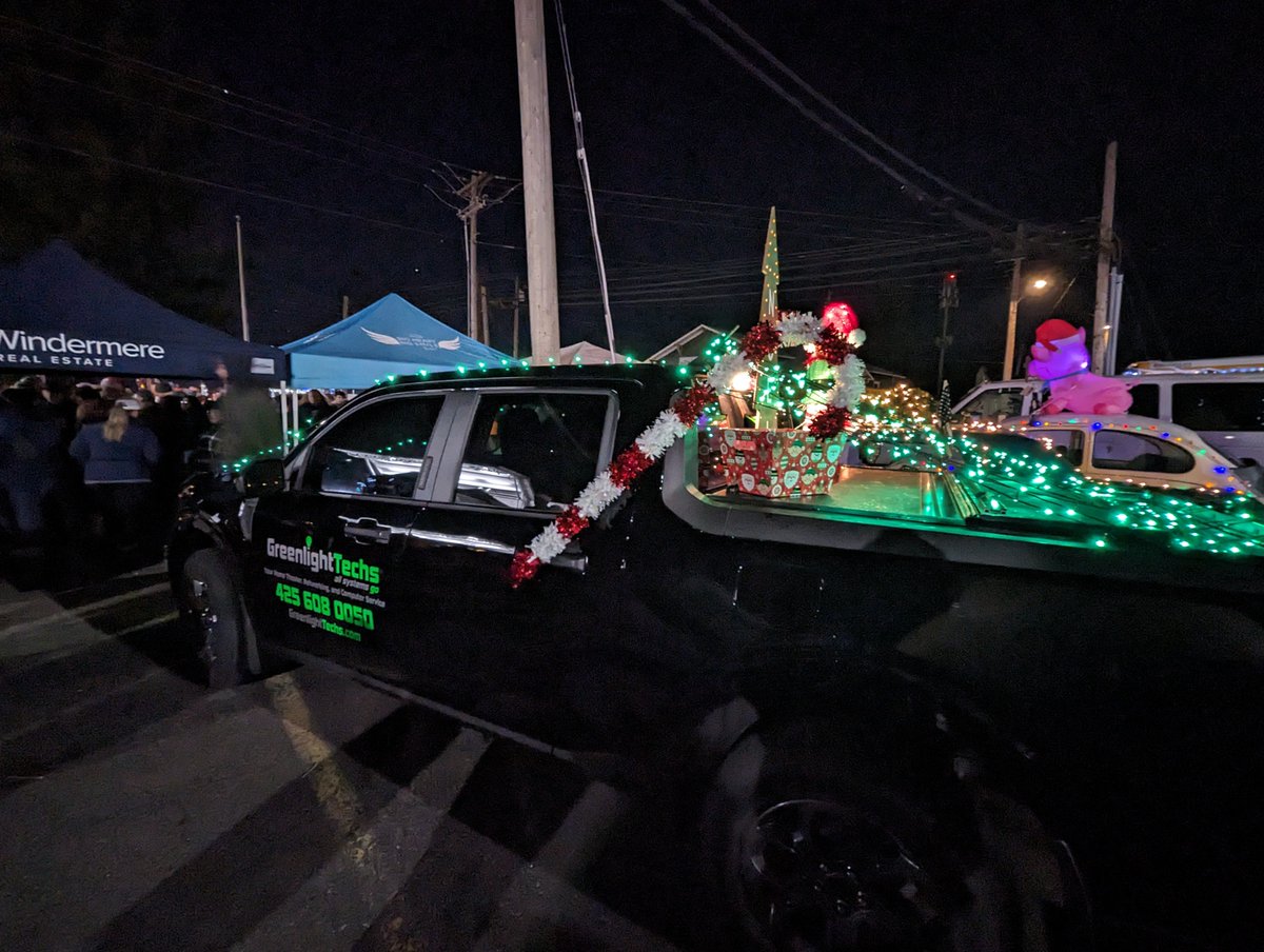 greenlighttechs's tweet photo. Today is natuonal christmas light day. Have you put your Christmas lights up? Reply with pictures! https://t.co/jlnlBsYEIk