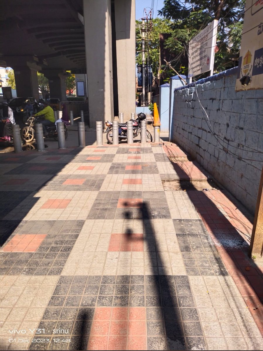 It's cleaned up ! Have informed @GHMCOnline and @HyderabadMetroR to ensure surroundings of all Metro stations be kept clean @Circle15AMOH