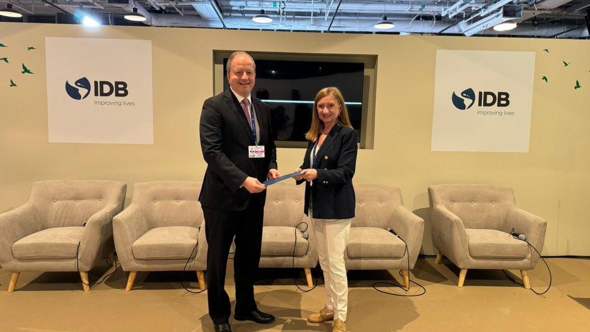 cgfernandezv's tweet photo. En el marco de la @COP28_UAE firmamos con @el_BID el acuerdo de programación 2024. Incluye el financiamiento a un proyecto simbólico, que busca recuperar definitivamente un bien perteneciente a todos los paraguayos: el programa de saneamiento de la cuenca del lago Ypacaraí 🇵🇾🇵🇾🇵🇾 https://t.co/hniBMY0vHs