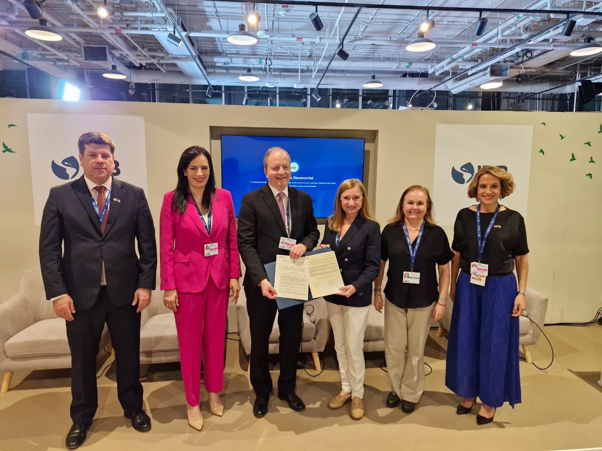 cgfernandezv's tweet photo. En el marco de la @COP28_UAE firmamos con @el_BID el acuerdo de programación 2024. Incluye el financiamiento a un proyecto simbólico, que busca recuperar definitivamente un bien perteneciente a todos los paraguayos: el programa de saneamiento de la cuenca del lago Ypacaraí 🇵🇾🇵🇾🇵🇾 https://t.co/hniBMY0vHs