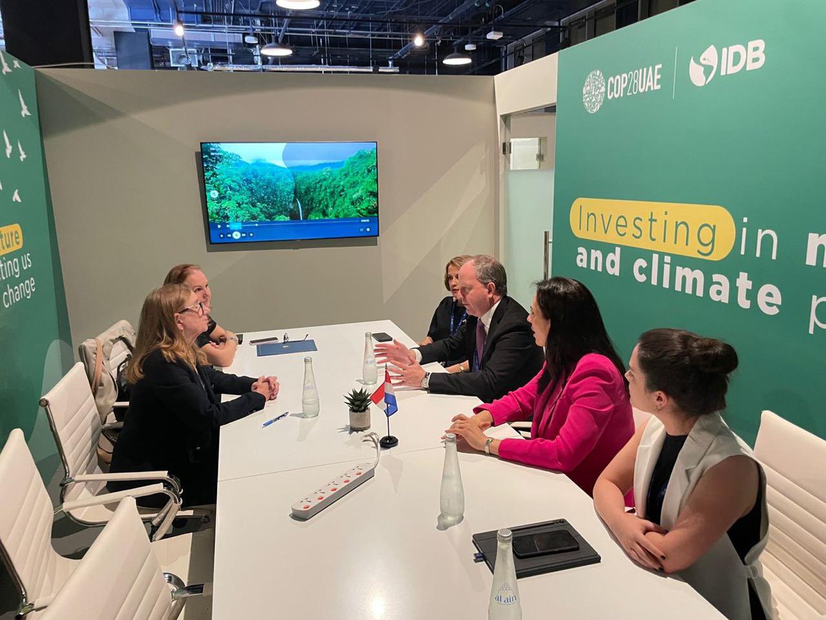 cgfernandezv's tweet photo. En el marco de la @COP28_UAE firmamos con @el_BID el acuerdo de programación 2024. Incluye el financiamiento a un proyecto simbólico, que busca recuperar definitivamente un bien perteneciente a todos los paraguayos: el programa de saneamiento de la cuenca del lago Ypacaraí 🇵🇾🇵🇾🇵🇾 https://t.co/hniBMY0vHs