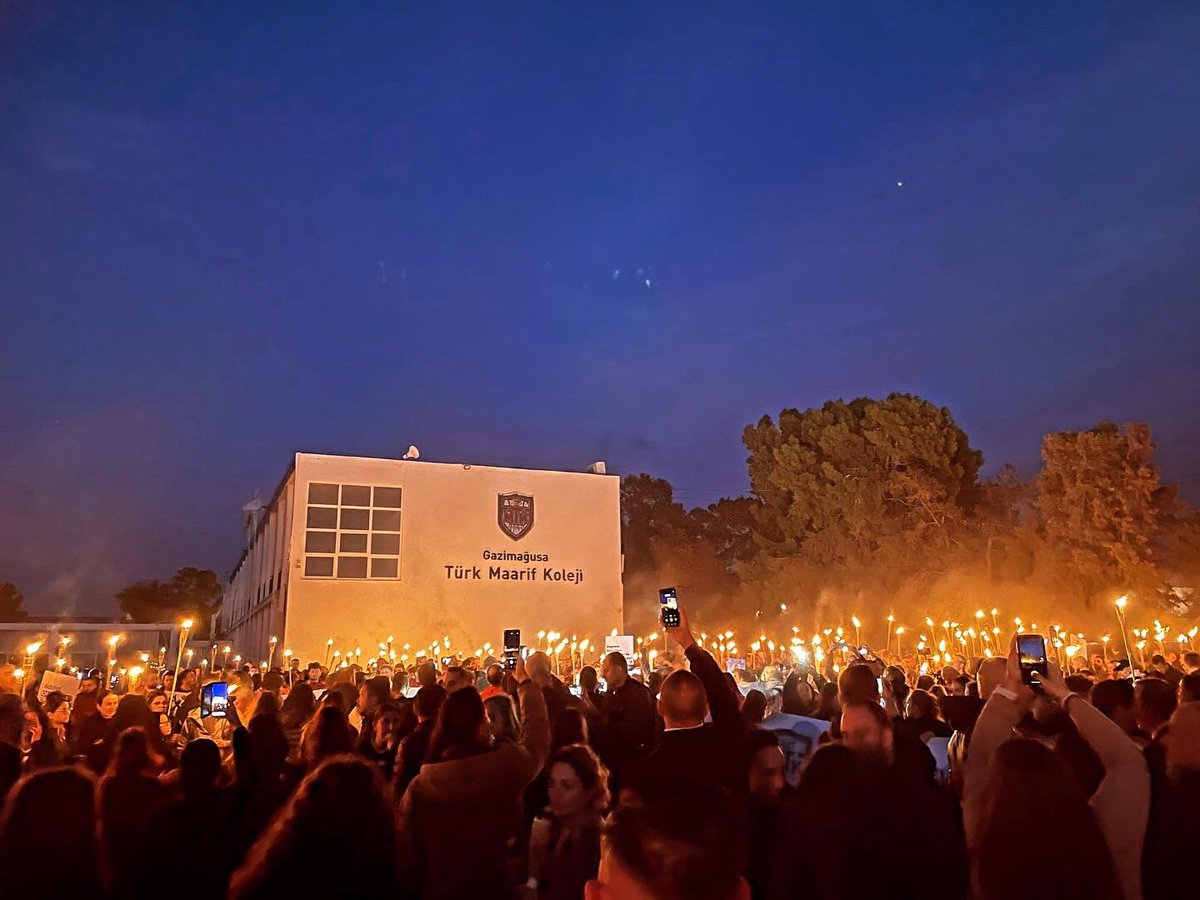 3 Şubat sabahı otobüsle havaalanına gitmek üzere, fotoğrafta gördüğünüz okulunun önünde öğretmenlerine teslim ettim kızımı. 

Selin annesine ve bana sarıldı, valizini verdik otobüse bindi. Gecikenler vardı diye bekliyordu otobüs, tekrar indi ve geldi ikimize de birer kez daha