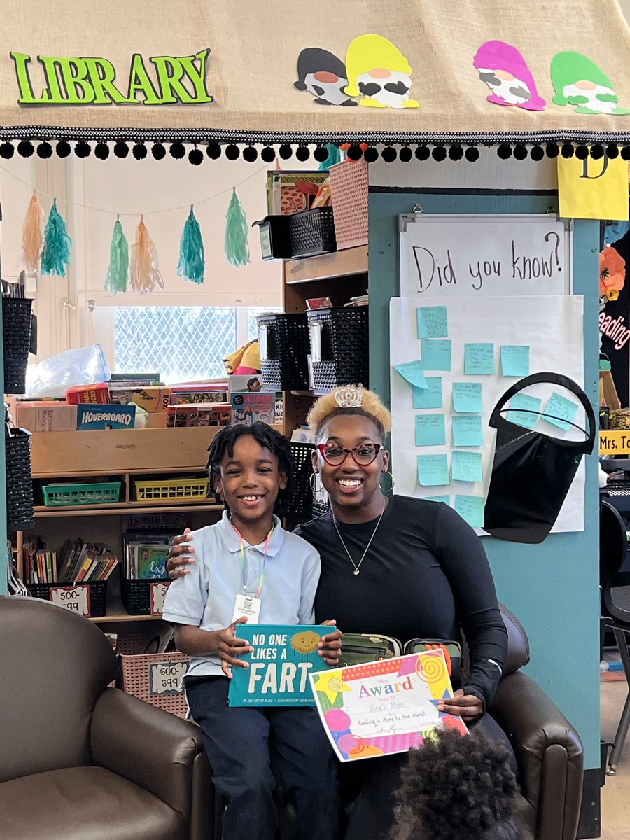 kukic72's tweet photo. Friday is PoPPin 🎉🎉here @PS72x! Starting with Parents Picks’ 📚 in class 208!! We loved having Alex’s mom do a double read for us!! @MsTorres208 @Principal72x @jen_joynt @D8Connect https://t.co/Tl2noSuw1L