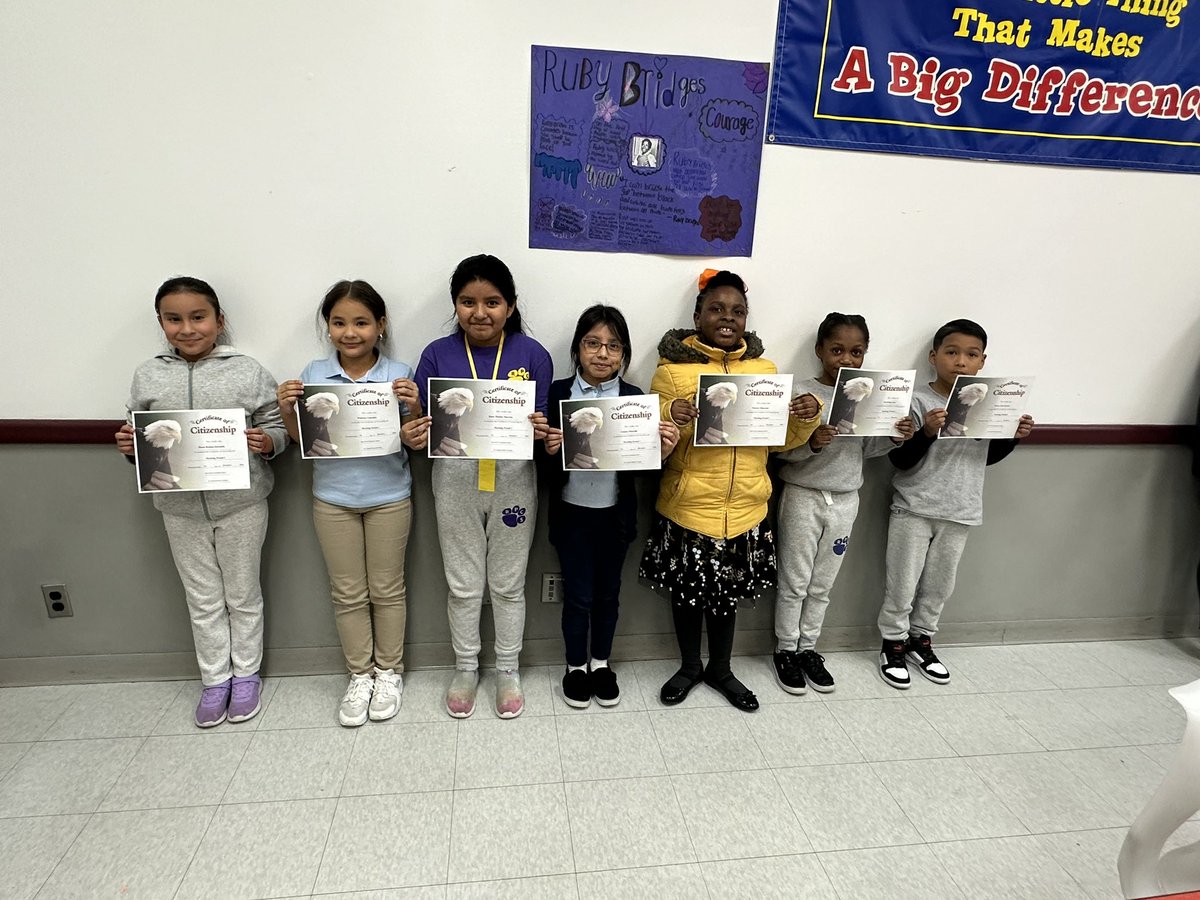 Great work to the third graders who earned Honor Role and Citizenship Awards today! 💜💛