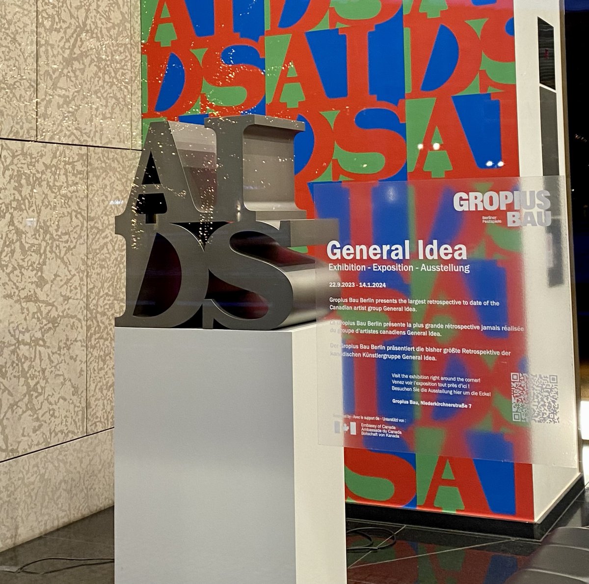 KanadaBotschaft's tweet photo. In Verbindung mit der Ausstellung im @Gropiusbau, die bis zum 14. Januar 2024 zu sehen ist, präsentiert die Botschaft von Kanada am Leipziger Platz in ihrem Eingansfenster die ikonische AIDS-Tapete und Skulptur von #GeneralIdea! #WeltAidsTag https://t.co/KevYxEq4vl
