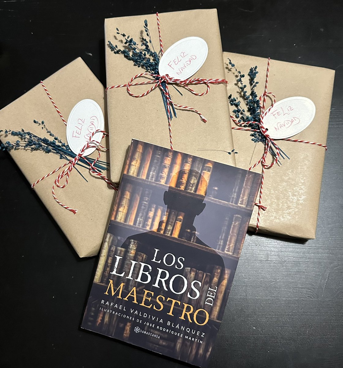 😍 Si te ha gustado #Loslibrosdelmaestro, ¿hay algo mejor que regalar en #Navidad a tus seres queridos?😅📚🎁 ¡Se manda dedicado y envuelto así de bonito donde tú nos digas! 💬 

‼️Háblame por privado si estás interesado/a ‼️

#regalo #Navidad #PapáNoel #SantaClaus #ReyesMagos