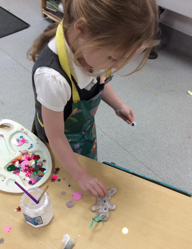 CastlewayEYFS's tweet photo. F1 have had a fun filled week, some of our activities have been, acting out the story ‘The Gingerbread Man’, making boats and bridges to help him cross the river, making gingerbread man decorations, using positional language and joining in with #SquiggleWhileYouWiggle. #EYFS https://t.co/4oj8Ia2nJ0
