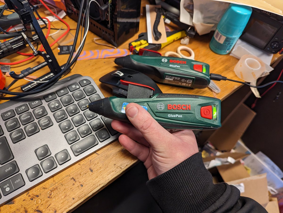 I do love this @BoschUK glue gun/pen, so much so that I've ended up with 2! Handy as one just ran out of battery, so I could just grab the other one 😀 (There is a slight difference as I only use the ultra strength sticks in one, and standard in the other)