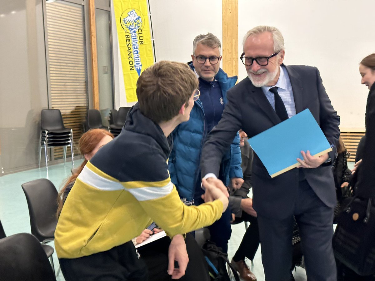 Prefet25's tweet photo. PACTE D’ÉMANCIPATION DES JEUNES
Jean-François Colombet, préfet du Doubs, s'est rendu ce jeudi à #Planoise pour participer à  un temps de rencontre et d'échange entre les habitants et les représentants de structures comme Pôle emploi Besançon ou la Mission Locale. #doubs https://t.co/78yOWsMJbX