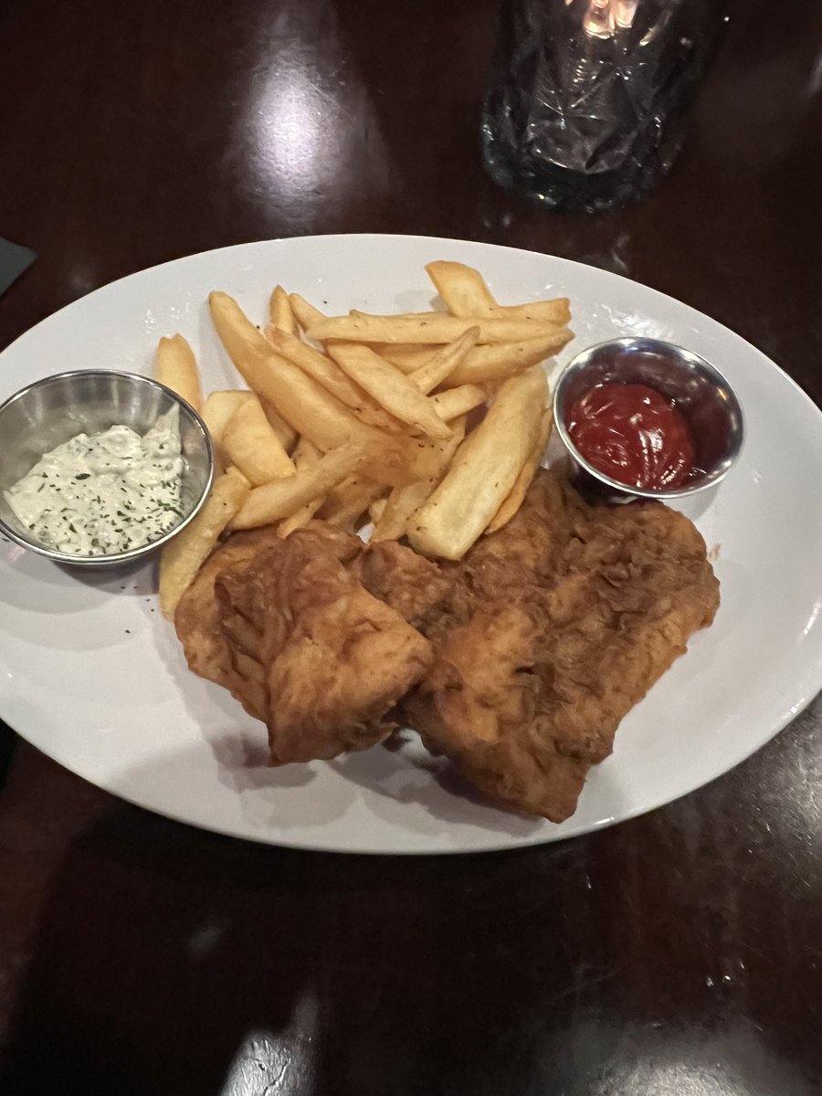 GAZDAN62's tweet photo. This is an American representation of Tradition British Fish &amp; Chips 🤦‍♂️ thoughts? #OnlyScrans https://t.co/4lIQwDRCHn