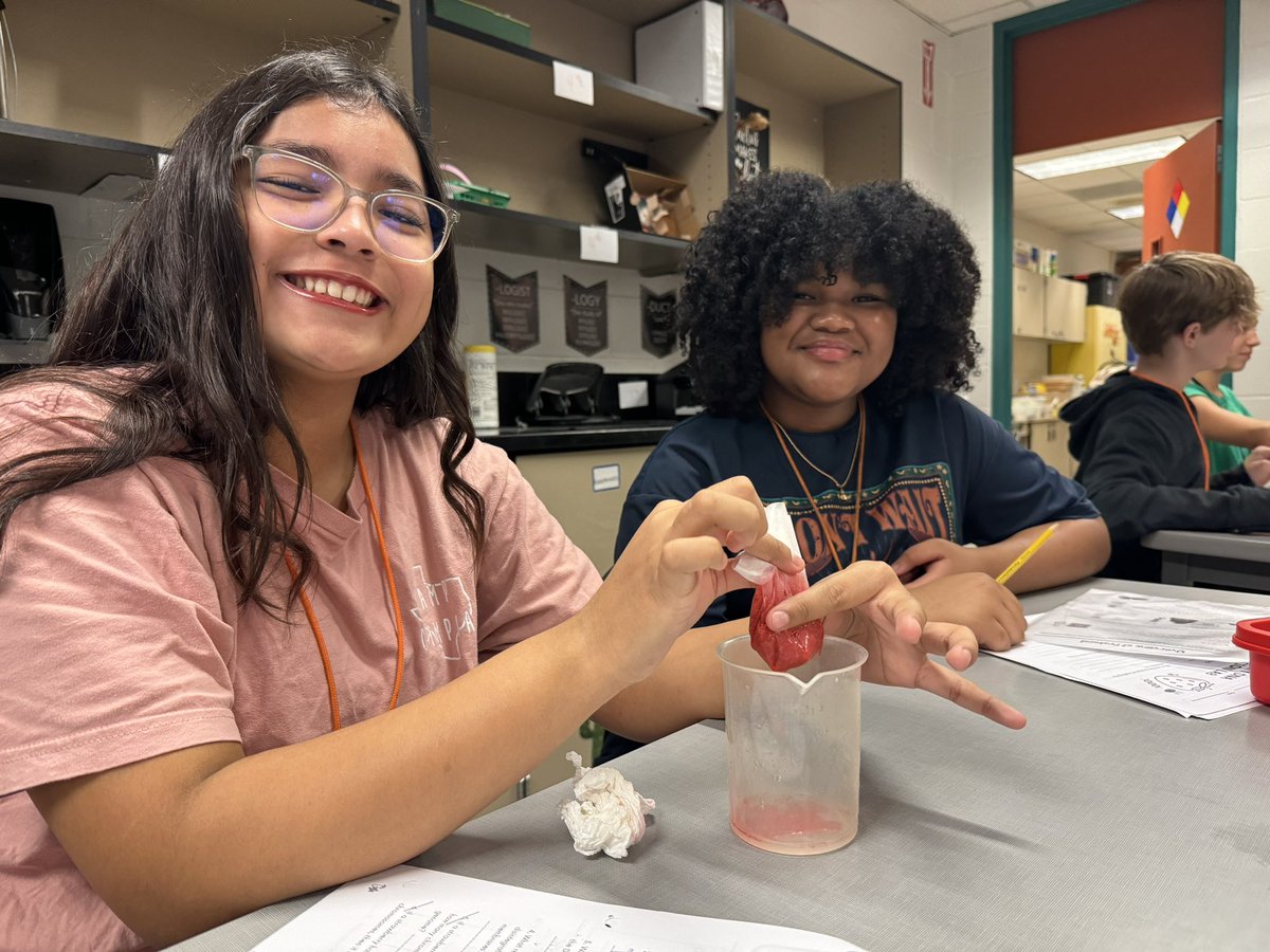 7th Grade Longhorns are extracting DNA from strawberries! How cool! #doingsciencedaily #rephard @HumbleISD_RMS @Humble_2ndSci