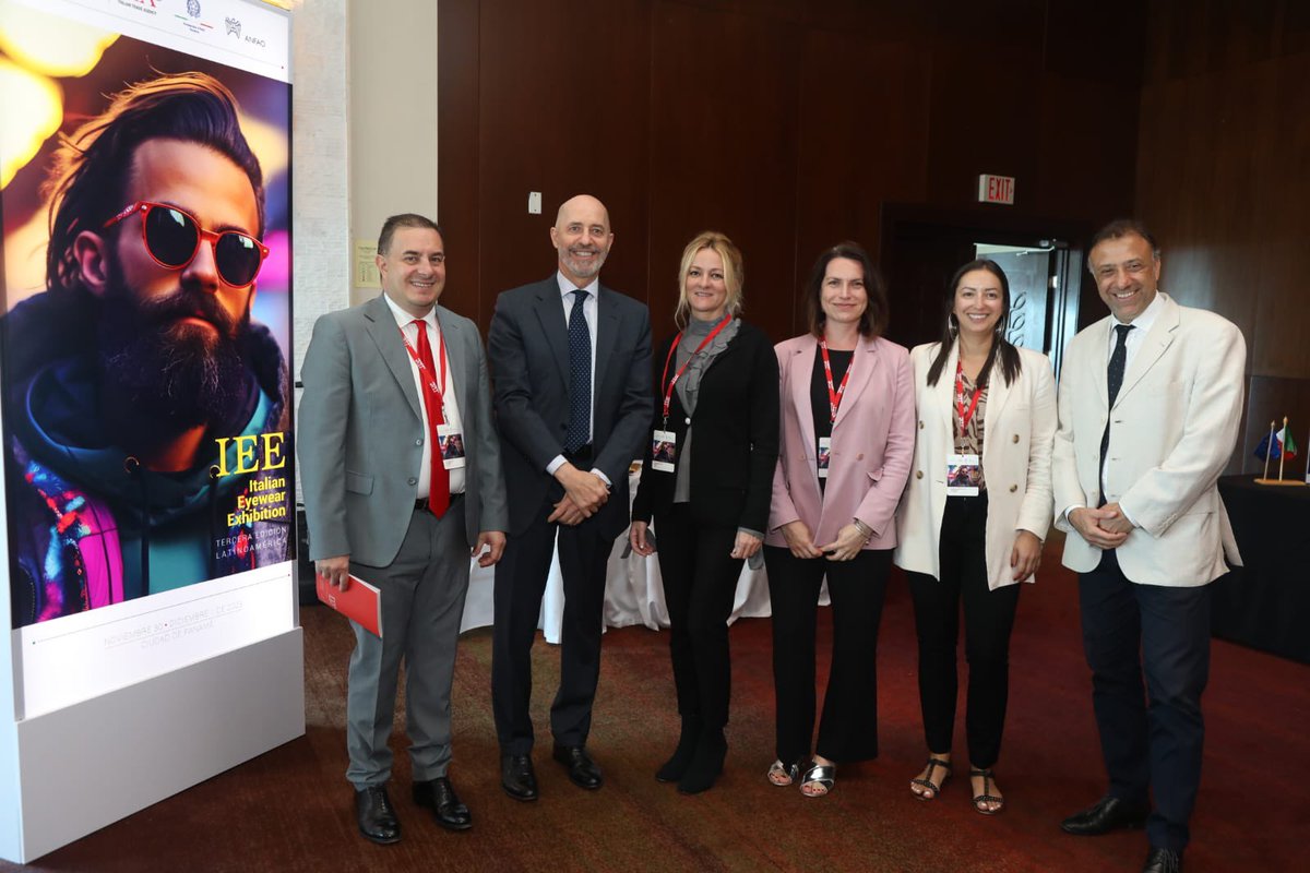 ITAtradeagency's tweet photo. 👓 L’eccellenza dell'occhialeria #MadeinItaly in mostra a Panama con “Italian Eyewear Exhibition”, iniziativa organizzata dall’Agenzia ICE in collaborazione con #ANFAO.
La manifestazione, inaugurata ieri alla presenza dell’Ambasciatore d’Italia a Panama Fabrizio Nicoletti, ha visto il coinvolgimento di 11 aziende italiane produttrici di occhiali, lenti e montature che hanno incontrato 38 operatori esteri provenienti dai principali mercati dell'America Latina, selezionati dagli Uffici ICE.

📊 Nel 2022 il nostro Paese con una quota di mercato del 21,2% si è confermato fra i principali fornitori di occhiali e montature da sole e da vista (dopo Cina e Stati Uniti). Nello specifico, le forniture italiane sono aumentate del 185%, raggiungendo 1,8 milioni di USD.