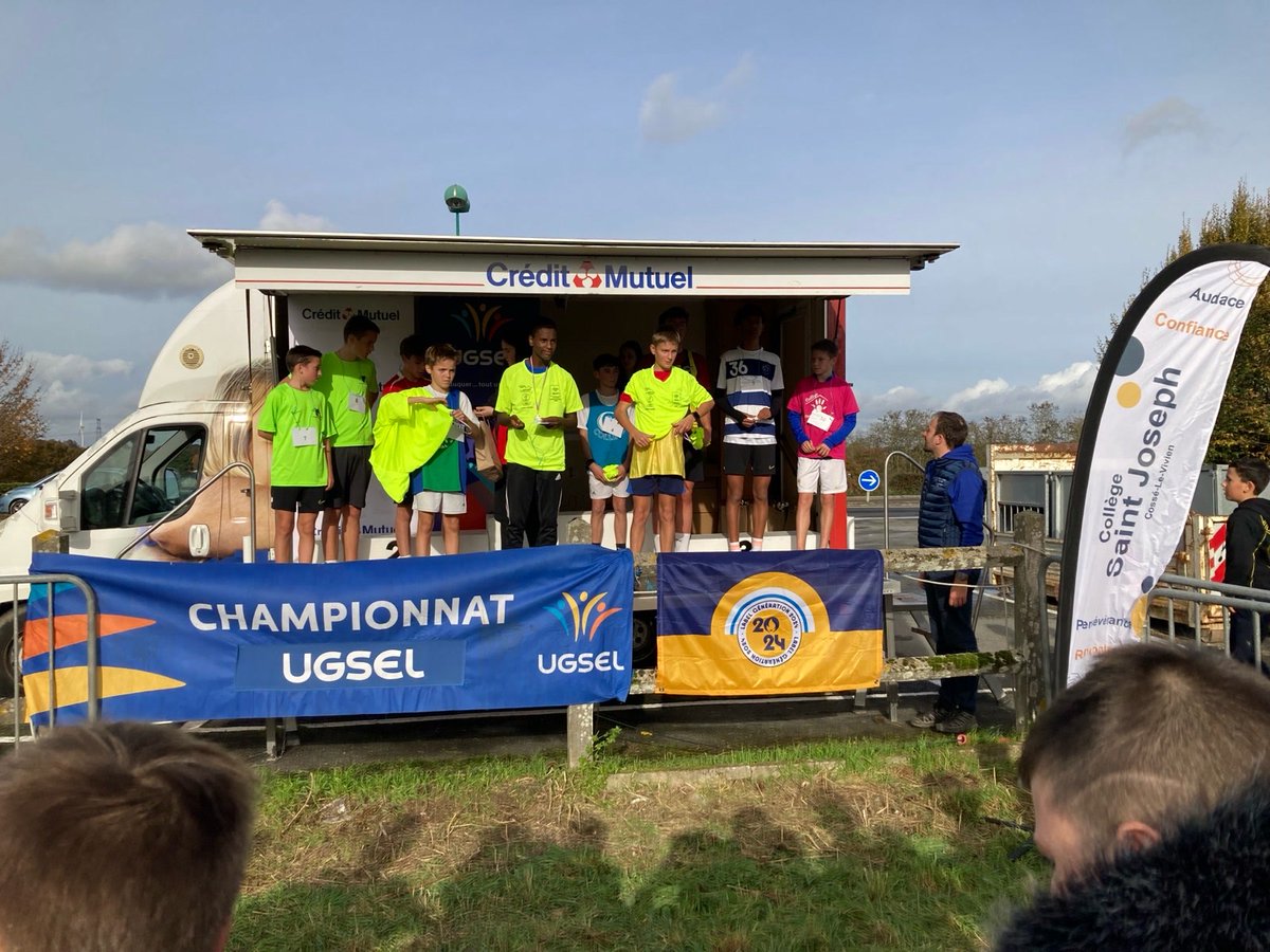 [SPORT] LA #banque du #sport était présente pour le cross départemental UGSEL organisé par le collège St-Joseph de Cossé-Le-Vivien (53). Bravo aux 1200 jeunes qui ont participé sous la bonne humeur collective ! 🏃

#LeCMsoutientLeSport
