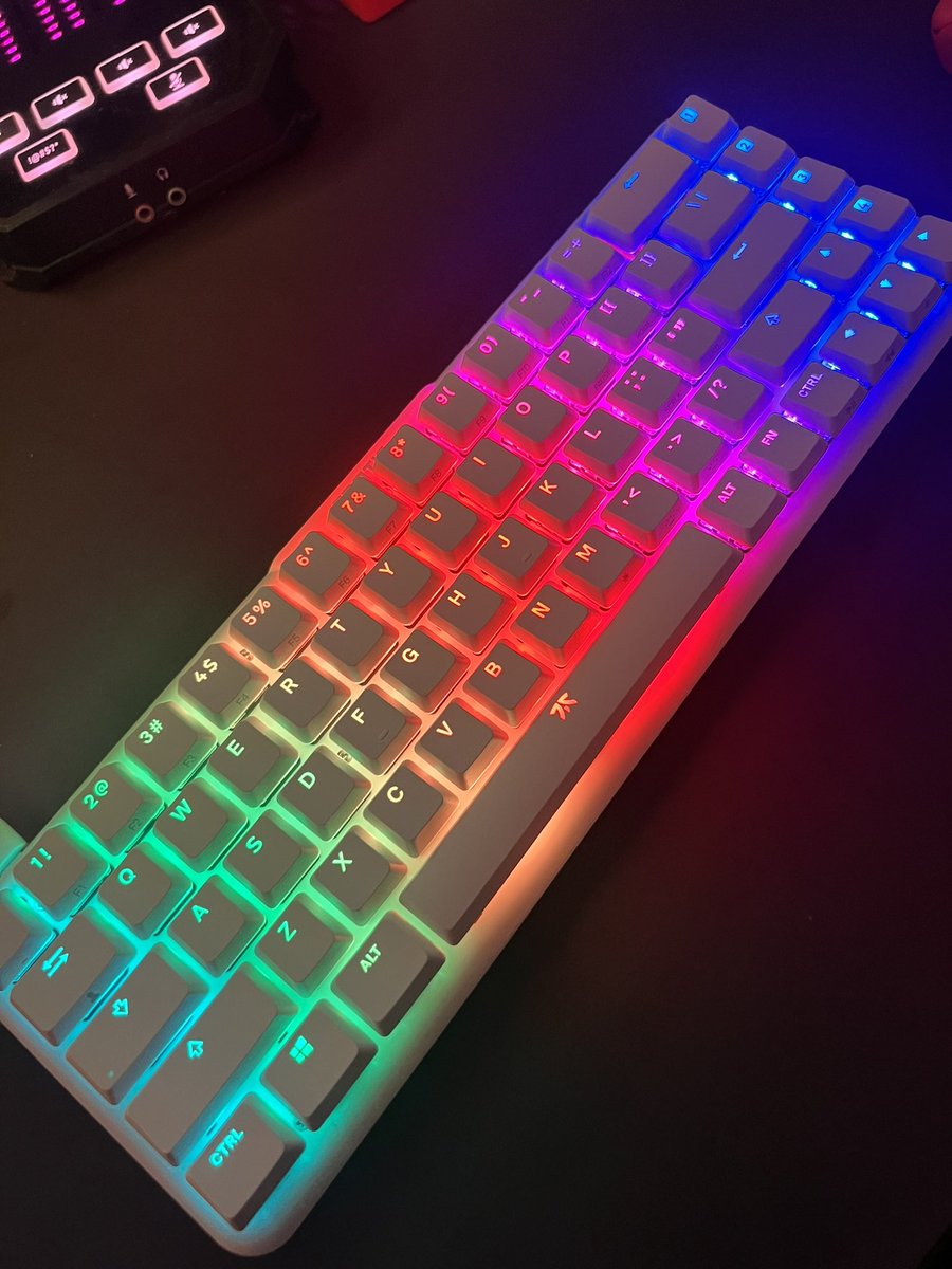 GIVEAWAY ALERT⚡️ We’re giving away a STREAK65 LP keyboard to celebrate hitting 10k followers! To be in with a chance of winning: 💁‍♀️ Follow @megsoundslikeegg & @FNATIC 🧡 Retweet & like this post 🖤 Tag a friend Winner will be announced Friday the 8th! Goodluck 🫡