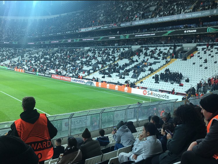 Kime sorsan bir gün değil her gün BEŞİKTAŞ diyo ama takım kötü diye manzara bu.Yönetimi,teknik heyeti,futbolcuları protesto eden taraftarlar! biraz da öz eleştiri lütfen