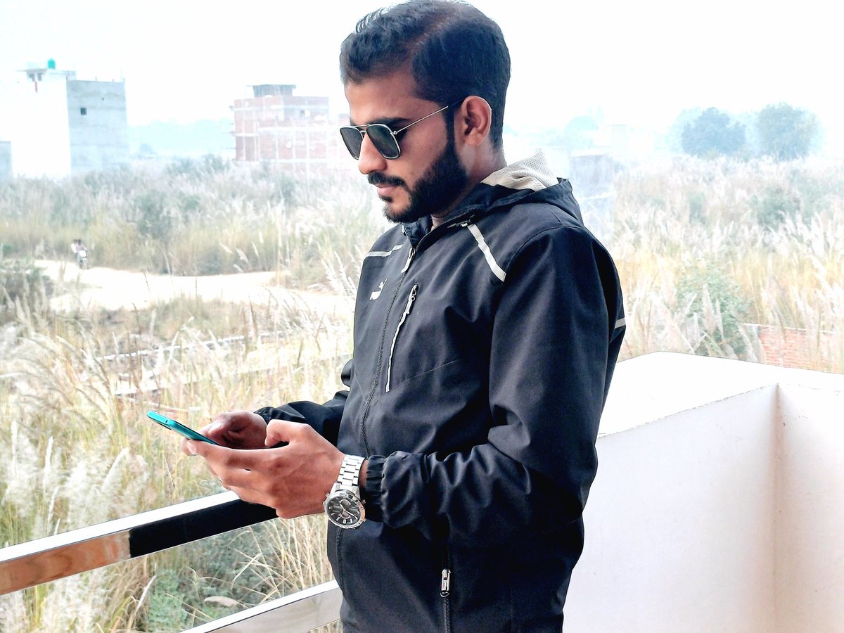 Dwivedi_AUSU's tweet photo. मेरे सब्र की अजमाइस ले रहे अभी तक,
जो खीच दूं ज़रा सी कमान तो मर जाए,
जो लोग उठाते है मुझ पर अब उंगलियां,
वो झांक ले अपना गिरेबान तो मर जाए !

#Allahabad #University #Life https://t.co/Wxbw9JtmVz