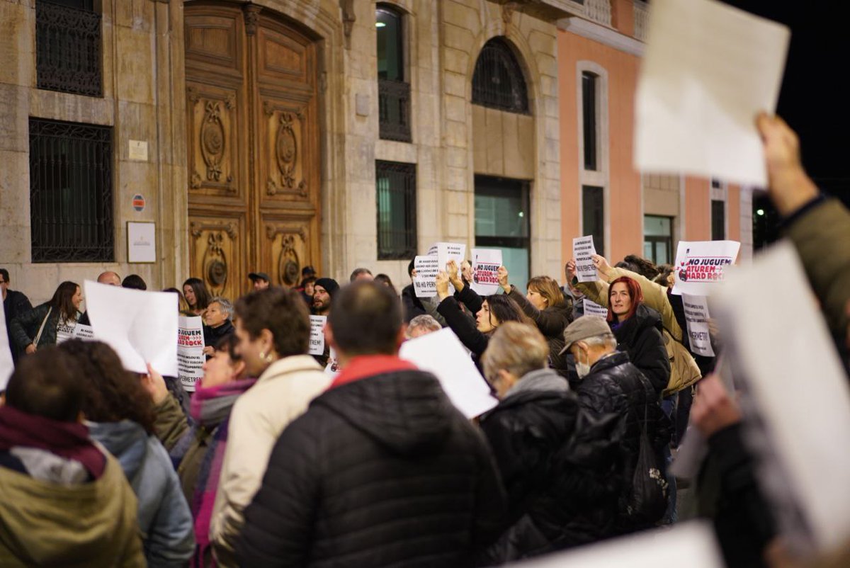 Un any després tornem al mateix:
💧Consum desmesurat d'aigua i electricitat
🎰Ludopatia 
💰Especulació i precarietat
🏗️Destrucció de la terra

En només un any els hem posat contra les cordes i la paciència se'ns acaba. Si ells hi tornen, naltros més!✊🏽

#AturemHardRock