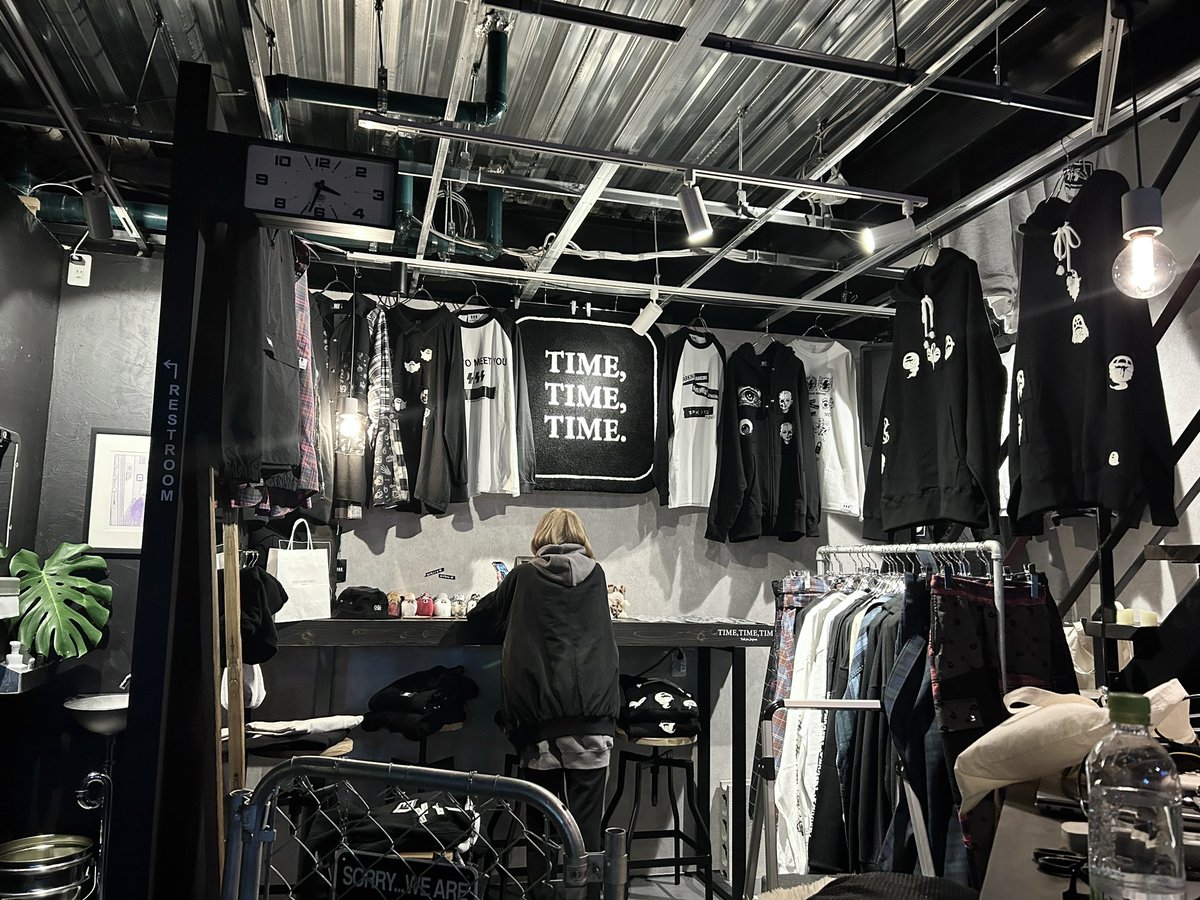 dr_select's tweet photo. めっちゃ良い感じになりました！
元々の店内がすっごくかっこよくて楽しく飾らせていただきました♩♩♩超良いカフェです☕️
SHOPinSHOPは初めて👀🌱

是非是非お越しくださいませー🕶!!!

【 POP UP SHOP in TOKYO 】
12/2(土)・3(日)  12:00-19:00

📍TIME,TIME,TIME.
東京都世田谷区代沢4-4-3

https://t.co/MkwHgmqXtG