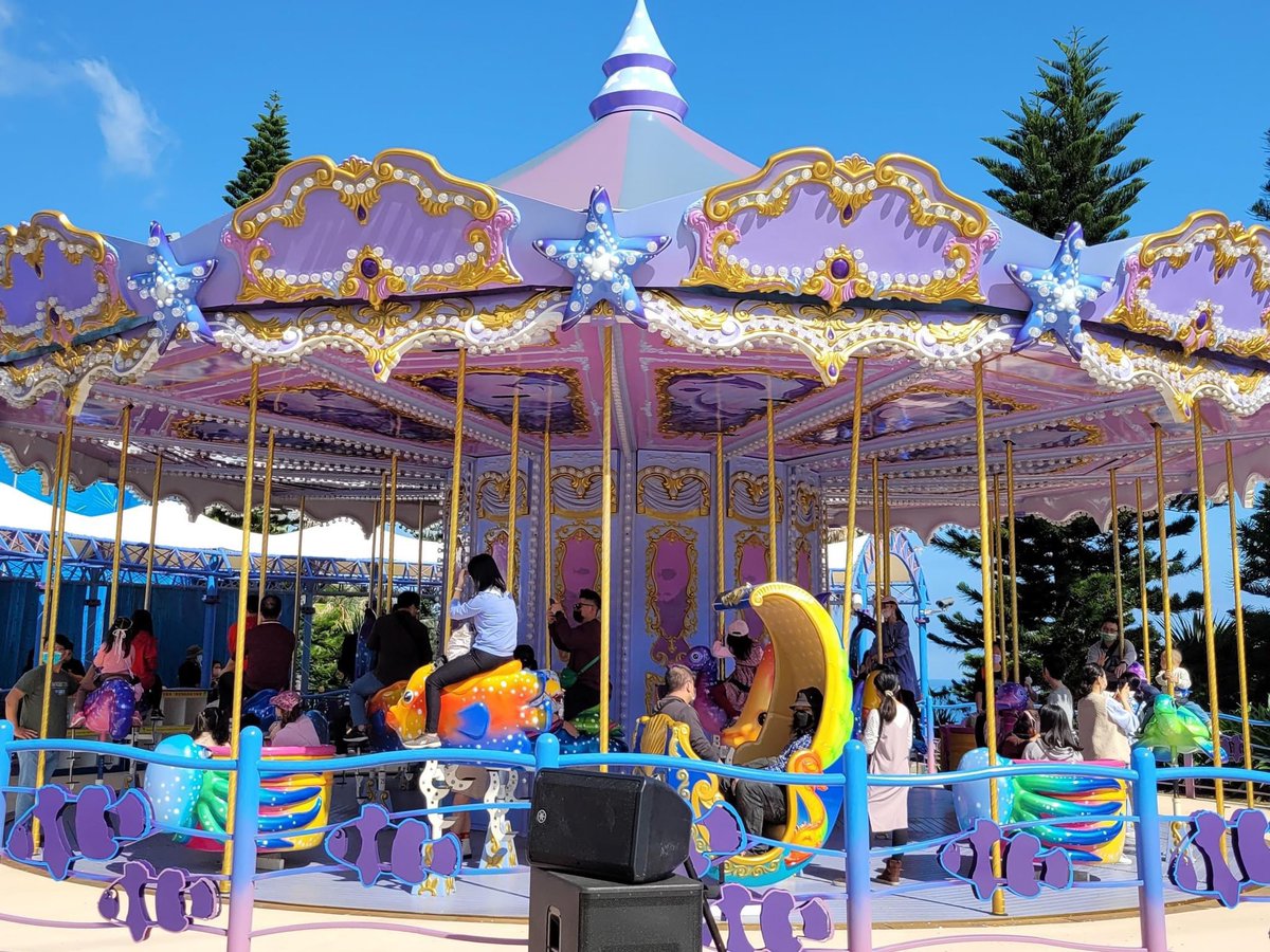 huylambor's tweet photo. REVIEW THỦY CUNG FARGLORY OCEAN PARK HOA LIÊN VÀ TẶNG VÉ VÀO CỔNG CÔNG VIÊN VUI CHƠI
Sau khi được tuyển chọn từ hàng ngàn người nước ngoài có các hoạt động tích cực cho du lịch Đài Loan, admin đã trở thành Đại sứ Quốc tế quảng bá các khu vui chơi giải trí khắp Đài Loan và được mời đi review khu vui chơi Farglory Ocean Park. Thật ra dù ở Đài Loan lâu rồi nhưng giờ admin mới có dịp thăm quan công viên giải trí này.
Về món ăn:
Trong khu công viên có cả nhà hàng ăn uống với các món ăn cực kỳ địa phương nhưng vẫn rất hợp khẩu vị với người Việt Nam, các bạn nước ngoài cũng rất thích thú với các món ăn ở đây. Ngoài ra còn có các cửa hàng bán đồ ăn vặt như kem bán kiểu cứ lừa mình không cho mình lấy kem oh 😀
Về thủy cung:
Có hàng trăm loại cá ở đại dương cực kỳ đẹp và màu sắc rực rỡ có thể kể đến như hải sâm, sao biển, cá nemo, cá mập, cá đuối khổng lồ, hải cẩu, rùa biển, vâng vâng và vâng vâng, có loại thuộc dạng quý hiếm bậc nhất trên thế giới nữa. Nhiều bể kính trong suốt và rộng lớn làm cho chúng ta có cảm giác như đang ở dưới đại dương một cách thực thụ vậy. Chúng ta tha hồ sống ảo tràn bộ nhớ điện thoại nhé!
Về trò chơi:
Có thể kể đến như Tàu lượn siêu tốc, tàu vượt thác mạo hiểm với 2 mức độ cao, Thuyền đu đưa cảm giác mạnh,... Bên trong còn có xe điện trung chuyển đến các khu vui chơi khác nhau, và đặc biệt có cáp treo để bạn ngắm nhìn toàn bộ khu vui chơi và khung cảnh biển trước mặt.
Về chương trình biểu diễn:
1. Màn trình diễn sư tử biển hơn 30 phút với các huấn luyện viên cực kỳ chuyên nghiệp, có tương tác với khán giả và có quà tặng cho những ai xung phong tham gia gameshow. Đây là màn trình diễn mà cả người lớn và trẻ em đều thích thú vì độ thông minh, hóm hỉnh của dàn sư tử biển và đội ngũ huấn luyện viên. Nhất định bạn sẽ có một trải nghiệm tuyệt vời ở đây.
2. Màn trình diễn Nàng tiên cá dưới nước (Mermaid) rất thu hút người xem và các nàng tiên cá rất đẹp và chuyên nghiệp, xem mê quá nên admin cũng không nhớ màn trình diễn này bao lâu nữa, tầm 15 phút gì đó. Sau đó, họ có màn tương tác với người xem để du khách có thể chụp ảnh chung với họ nữa. Quá tuyệt vời luôn!
🎁Quà tặng:
Đây là phần quan trọng của bài đăng nè, mình sẽ tặng 2 vé vào cửa người lớn ở khu vui chơi bất kỳ ở Đài Loan (giá vé khoảng dưới 1000 tệ/vé) nếu các bạn share, like bài viết và bình luận trả lời đúng tên của 15 trong tổng 27 khu vui chơi giải trí toàn Đài Loan sớm nhất. Đáp án admin đã có sẵn do Cục du lịch Đài Loan biên soạn và sẽ dựa vào đó để xác định người chiến thắng.
Thông tin chi tiết khác và giá vé các bạn tham khảo website chính thức của công viên nha: https://t.co/pfTJJyc5nT
Chung quy lại là 1 ngày đi chơi ở đây rất đáng tiền so với sự chuẩn bị chu đáo từ màn trình diễn cho tới cơ sở hạ tầng của công viên đều mới và an toàn.

#AmusementParkInTaiwan #InternationalAmbassador #TourismAdministration #台灣好樂園 #交通部觀光署 #遠雄海洋公園 #野柳海洋世界 #六福村