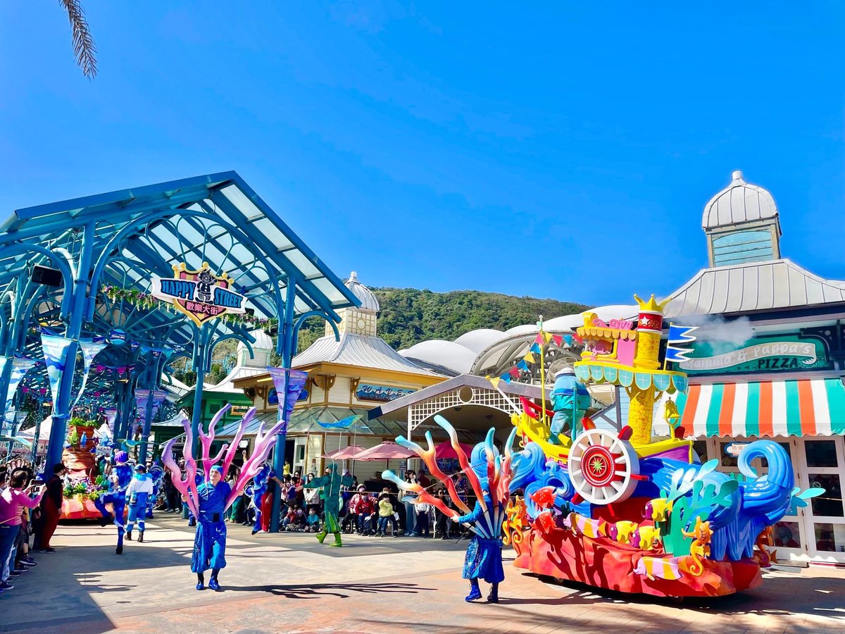 huylambor's tweet photo. REVIEW THỦY CUNG FARGLORY OCEAN PARK HOA LIÊN VÀ TẶNG VÉ VÀO CỔNG CÔNG VIÊN VUI CHƠI
Sau khi được tuyển chọn từ hàng ngàn người nước ngoài có các hoạt động tích cực cho du lịch Đài Loan, admin đã trở thành Đại sứ Quốc tế quảng bá các khu vui chơi giải trí khắp Đài Loan và được mời đi review khu vui chơi Farglory Ocean Park. Thật ra dù ở Đài Loan lâu rồi nhưng giờ admin mới có dịp thăm quan công viên giải trí này.
Về món ăn:
Trong khu công viên có cả nhà hàng ăn uống với các món ăn cực kỳ địa phương nhưng vẫn rất hợp khẩu vị với người Việt Nam, các bạn nước ngoài cũng rất thích thú với các món ăn ở đây. Ngoài ra còn có các cửa hàng bán đồ ăn vặt như kem bán kiểu cứ lừa mình không cho mình lấy kem oh 😀
Về thủy cung:
Có hàng trăm loại cá ở đại dương cực kỳ đẹp và màu sắc rực rỡ có thể kể đến như hải sâm, sao biển, cá nemo, cá mập, cá đuối khổng lồ, hải cẩu, rùa biển, vâng vâng và vâng vâng, có loại thuộc dạng quý hiếm bậc nhất trên thế giới nữa. Nhiều bể kính trong suốt và rộng lớn làm cho chúng ta có cảm giác như đang ở dưới đại dương một cách thực thụ vậy. Chúng ta tha hồ sống ảo tràn bộ nhớ điện thoại nhé!
Về trò chơi:
Có thể kể đến như Tàu lượn siêu tốc, tàu vượt thác mạo hiểm với 2 mức độ cao, Thuyền đu đưa cảm giác mạnh,... Bên trong còn có xe điện trung chuyển đến các khu vui chơi khác nhau, và đặc biệt có cáp treo để bạn ngắm nhìn toàn bộ khu vui chơi và khung cảnh biển trước mặt.
Về chương trình biểu diễn:
1. Màn trình diễn sư tử biển hơn 30 phút với các huấn luyện viên cực kỳ chuyên nghiệp, có tương tác với khán giả và có quà tặng cho những ai xung phong tham gia gameshow. Đây là màn trình diễn mà cả người lớn và trẻ em đều thích thú vì độ thông minh, hóm hỉnh của dàn sư tử biển và đội ngũ huấn luyện viên. Nhất định bạn sẽ có một trải nghiệm tuyệt vời ở đây.
2. Màn trình diễn Nàng tiên cá dưới nước (Mermaid) rất thu hút người xem và các nàng tiên cá rất đẹp và chuyên nghiệp, xem mê quá nên admin cũng không nhớ màn trình diễn này bao lâu nữa, tầm 15 phút gì đó. Sau đó, họ có màn tương tác với người xem để du khách có thể chụp ảnh chung với họ nữa. Quá tuyệt vời luôn!
🎁Quà tặng:
Đây là phần quan trọng của bài đăng nè, mình sẽ tặng 2 vé vào cửa người lớn ở khu vui chơi bất kỳ ở Đài Loan (giá vé khoảng dưới 1000 tệ/vé) nếu các bạn share, like bài viết và bình luận trả lời đúng tên của 15 trong tổng 27 khu vui chơi giải trí toàn Đài Loan sớm nhất. Đáp án admin đã có sẵn do Cục du lịch Đài Loan biên soạn và sẽ dựa vào đó để xác định người chiến thắng.
Thông tin chi tiết khác và giá vé các bạn tham khảo website chính thức của công viên nha: https://t.co/pfTJJyc5nT
Chung quy lại là 1 ngày đi chơi ở đây rất đáng tiền so với sự chuẩn bị chu đáo từ màn trình diễn cho tới cơ sở hạ tầng của công viên đều mới và an toàn.

#AmusementParkInTaiwan #InternationalAmbassador #TourismAdministration #台灣好樂園 #交通部觀光署 #遠雄海洋公園 #野柳海洋世界 #六福村