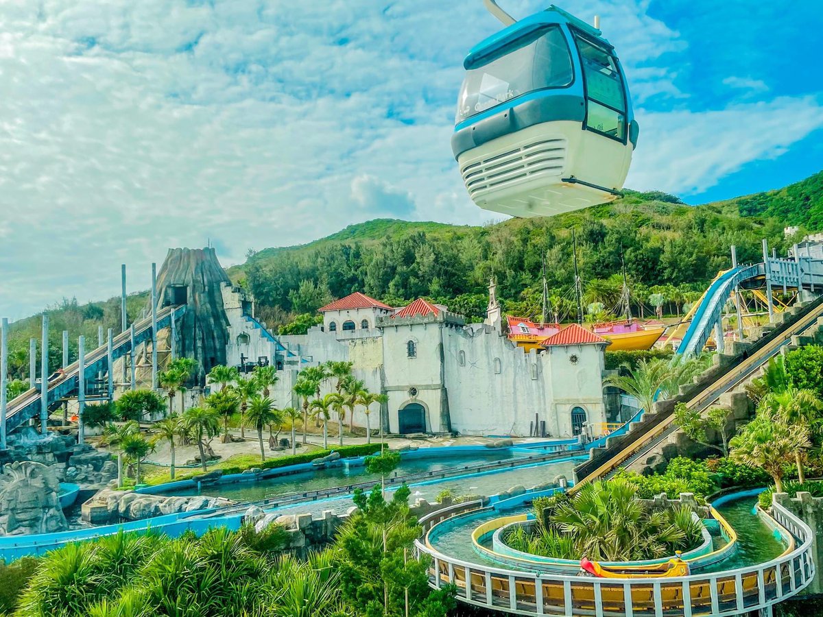 huylambor's tweet photo. REVIEW THỦY CUNG FARGLORY OCEAN PARK HOA LIÊN VÀ TẶNG VÉ VÀO CỔNG CÔNG VIÊN VUI CHƠI
Sau khi được tuyển chọn từ hàng ngàn người nước ngoài có các hoạt động tích cực cho du lịch Đài Loan, admin đã trở thành Đại sứ Quốc tế quảng bá các khu vui chơi giải trí khắp Đài Loan và được mời đi review khu vui chơi Farglory Ocean Park. Thật ra dù ở Đài Loan lâu rồi nhưng giờ admin mới có dịp thăm quan công viên giải trí này.
Về món ăn:
Trong khu công viên có cả nhà hàng ăn uống với các món ăn cực kỳ địa phương nhưng vẫn rất hợp khẩu vị với người Việt Nam, các bạn nước ngoài cũng rất thích thú với các món ăn ở đây. Ngoài ra còn có các cửa hàng bán đồ ăn vặt như kem bán kiểu cứ lừa mình không cho mình lấy kem oh 😀
Về thủy cung:
Có hàng trăm loại cá ở đại dương cực kỳ đẹp và màu sắc rực rỡ có thể kể đến như hải sâm, sao biển, cá nemo, cá mập, cá đuối khổng lồ, hải cẩu, rùa biển, vâng vâng và vâng vâng, có loại thuộc dạng quý hiếm bậc nhất trên thế giới nữa. Nhiều bể kính trong suốt và rộng lớn làm cho chúng ta có cảm giác như đang ở dưới đại dương một cách thực thụ vậy. Chúng ta tha hồ sống ảo tràn bộ nhớ điện thoại nhé!
Về trò chơi:
Có thể kể đến như Tàu lượn siêu tốc, tàu vượt thác mạo hiểm với 2 mức độ cao, Thuyền đu đưa cảm giác mạnh,... Bên trong còn có xe điện trung chuyển đến các khu vui chơi khác nhau, và đặc biệt có cáp treo để bạn ngắm nhìn toàn bộ khu vui chơi và khung cảnh biển trước mặt.
Về chương trình biểu diễn:
1. Màn trình diễn sư tử biển hơn 30 phút với các huấn luyện viên cực kỳ chuyên nghiệp, có tương tác với khán giả và có quà tặng cho những ai xung phong tham gia gameshow. Đây là màn trình diễn mà cả người lớn và trẻ em đều thích thú vì độ thông minh, hóm hỉnh của dàn sư tử biển và đội ngũ huấn luyện viên. Nhất định bạn sẽ có một trải nghiệm tuyệt vời ở đây.
2. Màn trình diễn Nàng tiên cá dưới nước (Mermaid) rất thu hút người xem và các nàng tiên cá rất đẹp và chuyên nghiệp, xem mê quá nên admin cũng không nhớ màn trình diễn này bao lâu nữa, tầm 15 phút gì đó. Sau đó, họ có màn tương tác với người xem để du khách có thể chụp ảnh chung với họ nữa. Quá tuyệt vời luôn!
🎁Quà tặng:
Đây là phần quan trọng của bài đăng nè, mình sẽ tặng 2 vé vào cửa người lớn ở khu vui chơi bất kỳ ở Đài Loan (giá vé khoảng dưới 1000 tệ/vé) nếu các bạn share, like bài viết và bình luận trả lời đúng tên của 15 trong tổng 27 khu vui chơi giải trí toàn Đài Loan sớm nhất. Đáp án admin đã có sẵn do Cục du lịch Đài Loan biên soạn và sẽ dựa vào đó để xác định người chiến thắng.
Thông tin chi tiết khác và giá vé các bạn tham khảo website chính thức của công viên nha: https://t.co/pfTJJyc5nT
Chung quy lại là 1 ngày đi chơi ở đây rất đáng tiền so với sự chuẩn bị chu đáo từ màn trình diễn cho tới cơ sở hạ tầng của công viên đều mới và an toàn.

#AmusementParkInTaiwan #InternationalAmbassador #TourismAdministration #台灣好樂園 #交通部觀光署 #遠雄海洋公園 #野柳海洋世界 #六福村