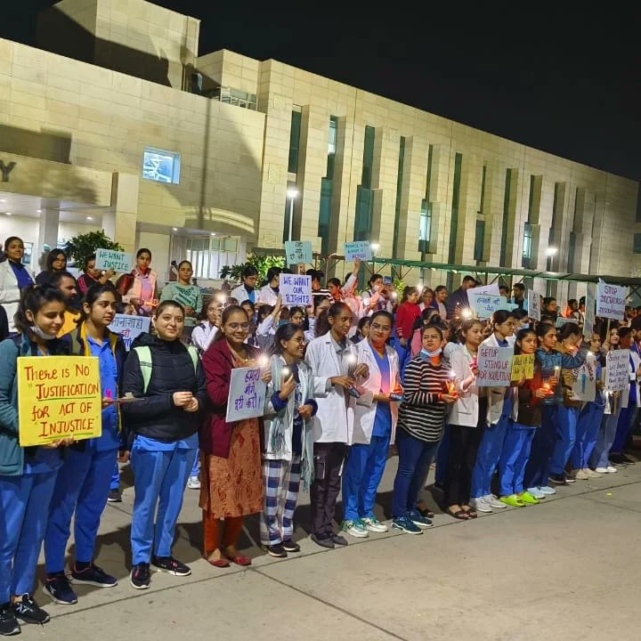 Amitmee90644762's tweet photo. Peaceful Candle 🕯️ March Day 6 AIIMS Bathinda @pmo 
@mansukhmandviya
#justiceforaiimsbtinurses https://t.co/8bJhxyN11Y