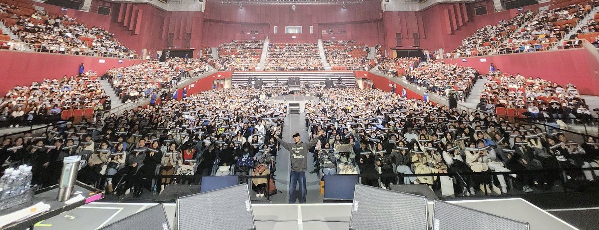 official_roykim's tweet photo. [📸]

2023 로이킴 콘서트 <ROY NOTE> DAY1

2023년 12월의 첫날을 로이로제와 무대 위에서
만날 수 있어서 더 뜻깊고 행복한 시간이었어요🫶🏻
내일도 내일모레도 함께해 주실 거죠?
날씨는 춥지만 함께라서 따뜻한 12월입니다🩵

#로이킴 #ROYKIM
#로이노트 #ROYNOTE https://t.co/LkPHgEhF2A