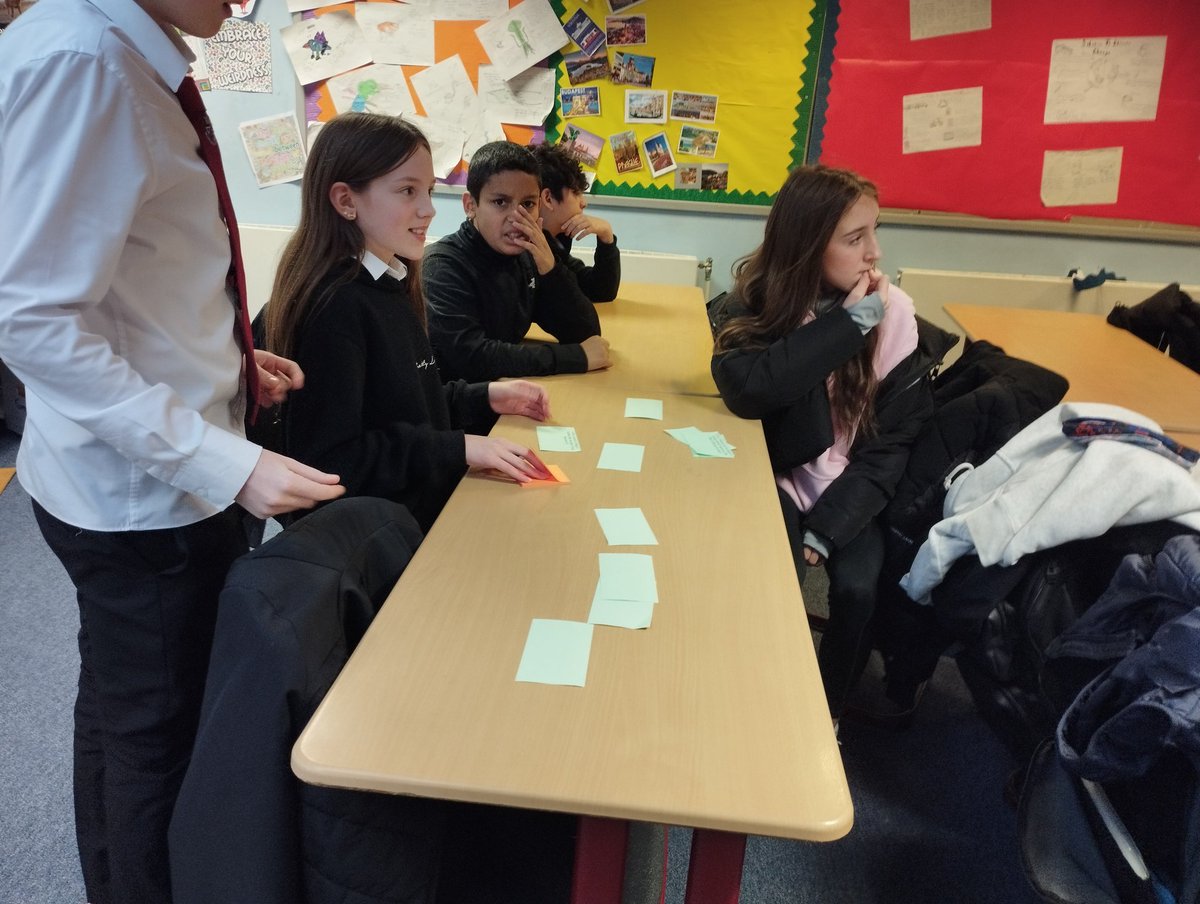 1E competed in a post-it note race this morning to showcase their learning of the Scottish Wars of Independence. Congratulations to Team 5 who won themselves some heroes ✨✨ <a href="/HHS_Humanities/">Hillhead Humanities</a> <a href="/HillheadHS/">Hillhead High School</a>