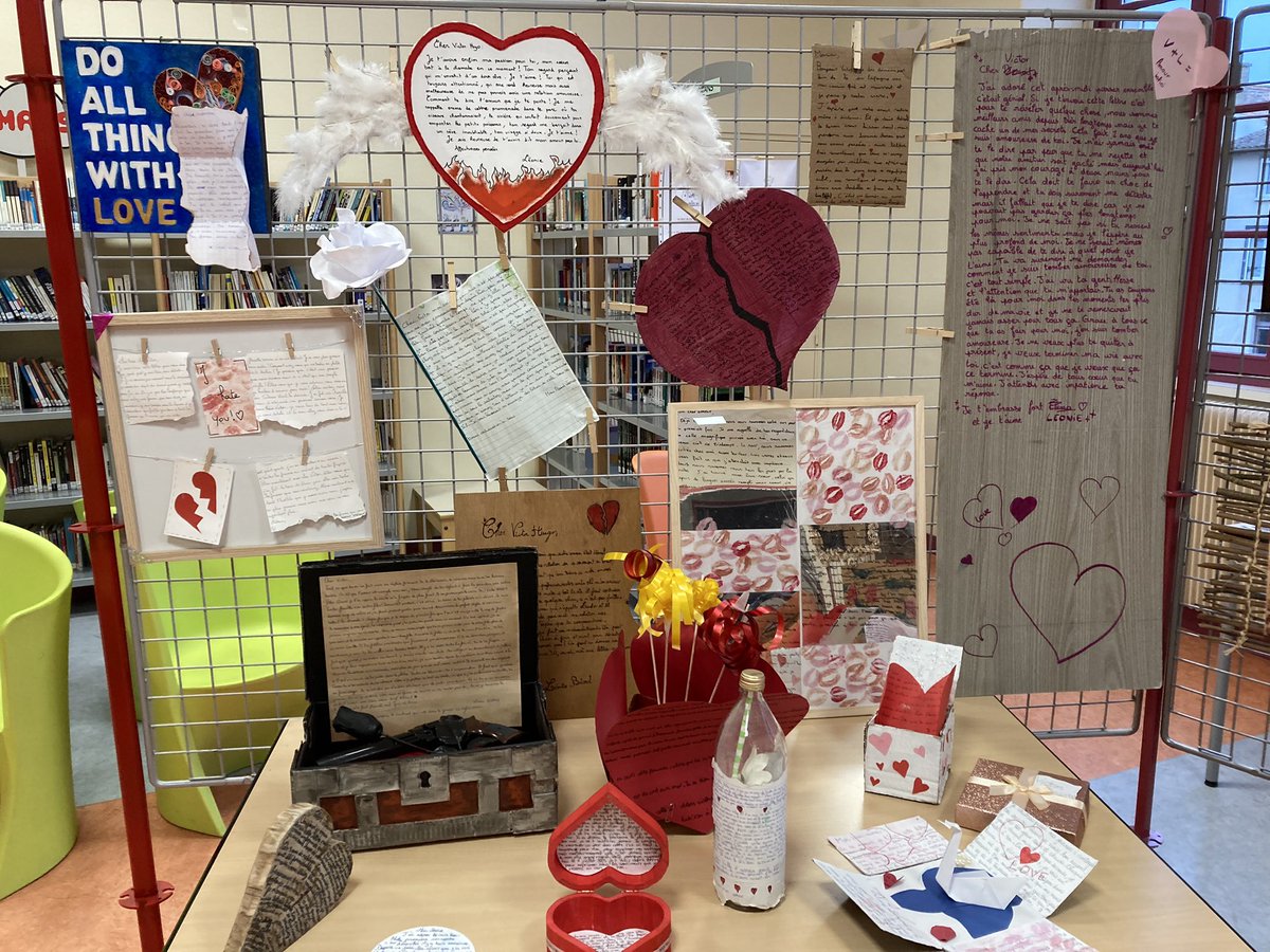 CollegeDR79's tweet photo. 2 classes de 4e disent l’amour.
Les 4eB et F du @collegedr79  ont réalisé une expo « L’Amour est dans le préAU ».
L’objectif était de rédiger une lettre d’amour ou de rupture sur un support autre que papier.
#sechercher, se construire au cycle 4
@dsden79
@schabeaudie https://t.co/BIMcQJdmbr
