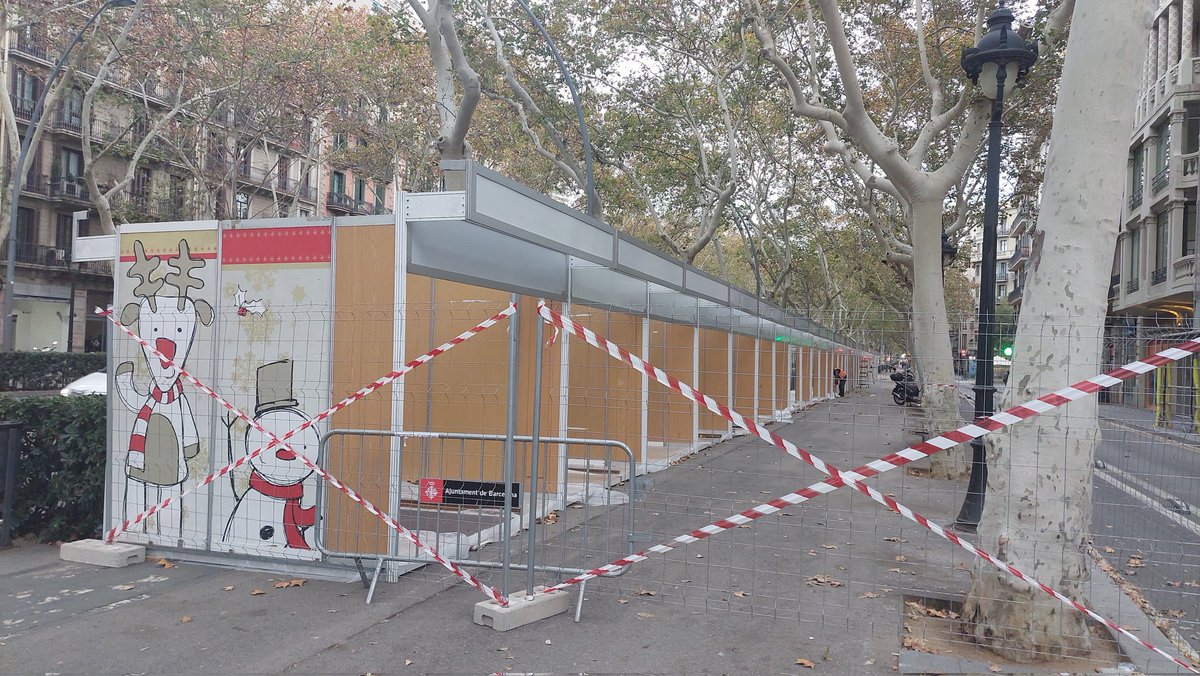 RicardBelis's tweet photo. Ja ha arribat el barraquisme de cada any a una de les principals avingudes de Barcelona. Mentre Europa s'omple de bonics mercats nadalencs, el @bcn_ajuntament ens decora la Gran Via amb stands de fires de mostres franquistes per la #FiraReis https://t.co/rh6AhNNCQj