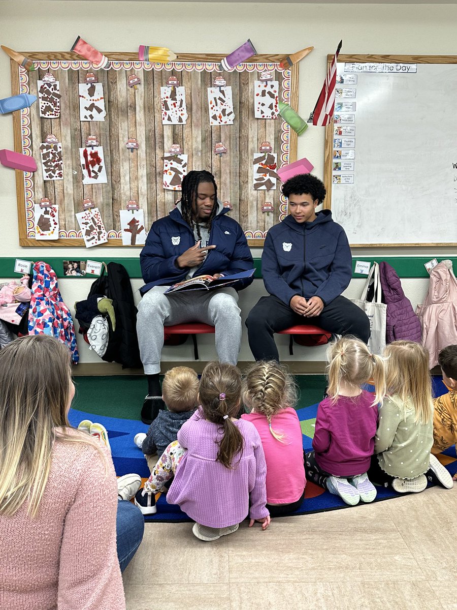 How do you celebrate a big win? 

You get up early the next morning to go read books and hang out with some young fans! 

Shout out to <a href="/CoachMoJo_/">Maurice Joseph</a>’s son Kam and his classmates. #ButlerFamily