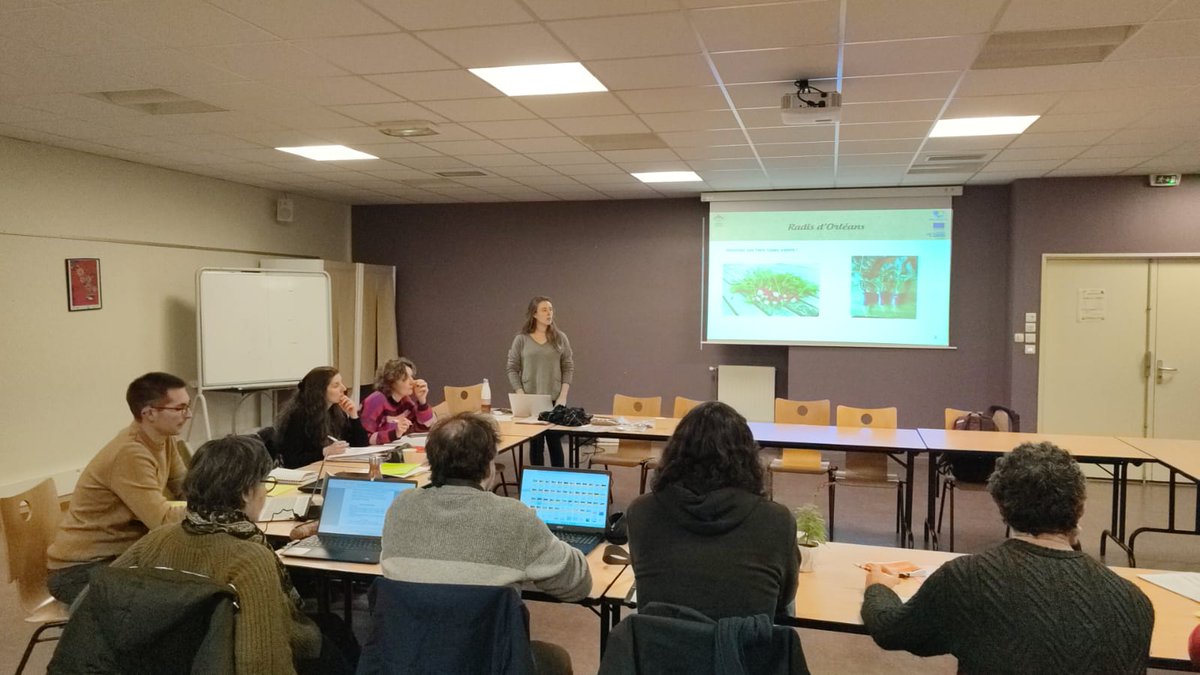 Une dizaine de professeurs ont participé à un stage du groupe "réseau grainothèque" en partenariat avec l'Union pour les Ressources Génétiques du Centre Val de Loire ". Théorie et pratique au programme de cette journée. <a href="/EDD_AOT/">EDD Académie Orléans-Tours</a>