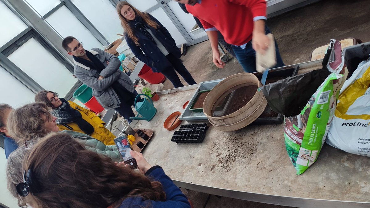 RaveneauD's tweet photo. Une dizaine de professeurs ont participé à un stage du groupe "réseau grainothèque" en partenariat avec l'Union pour les Ressources Génétiques du Centre Val de Loire ". Théorie et pratique au programme de cette journée. @EDD_AOT https://t.co/tWChTtH6Uy