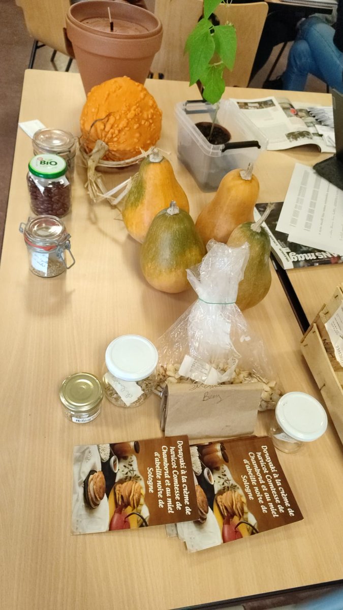 RaveneauD's tweet photo. Une dizaine de professeurs ont participé à un stage du groupe "réseau grainothèque" en partenariat avec l'Union pour les Ressources Génétiques du Centre Val de Loire ". Théorie et pratique au programme de cette journée. @EDD_AOT https://t.co/tWChTtH6Uy
