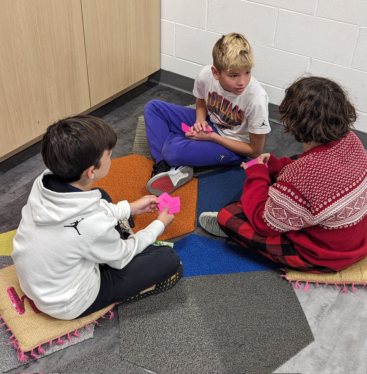 5th grade Spanish students are enjoying some free choice activities on this rainy Friday. #ihPromise <a href="/IHElementary/">IHElementary</a>