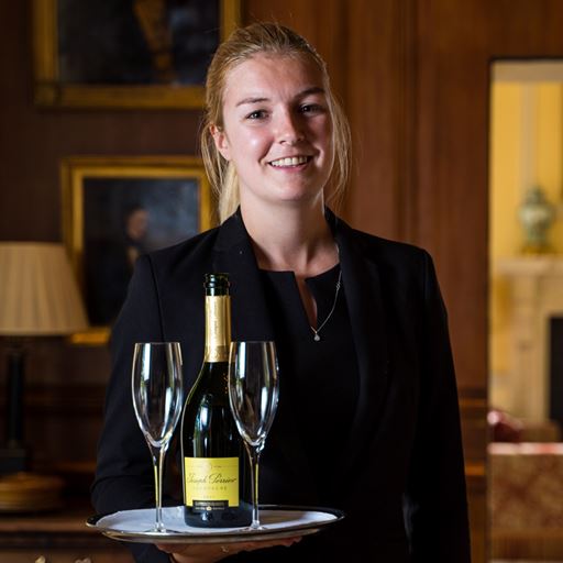 High-flying @EdgeHotelSchool graduate Ella Dimes has picked up the Restaurant Manager of the Year award at this year’s Hotel Catey Awards, the Oscars of the hospitality industry. @Uni_EssexAlumni Ella, won for her work at luxury hotel @LucknamPark. brnw.ch/21wEWx9