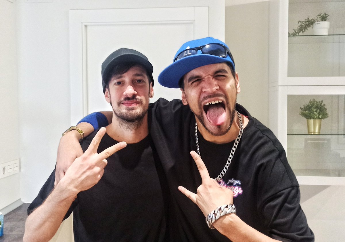 KrobeRap's tweet photo. Hoy a las 19h 🇪🇸 tenéis nuevo capítulo de Rcarga Tu Mnt, con @MrNerviozzo  de invitado. 
Aquí tenéis el link al estreno 🚀 https://t.co/dXMI0oxGX4 https://t.co/m0vbEItXRB