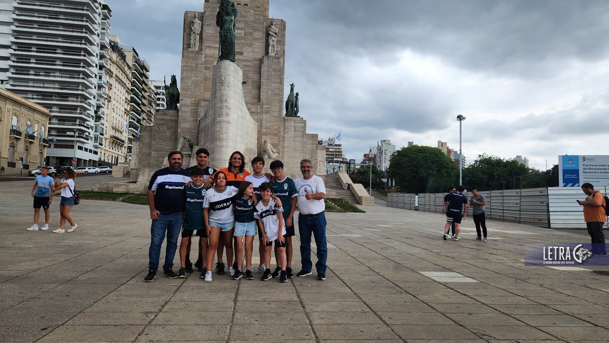 LetraG's tweet photo. 🐺 El triperío ya camina las calles de Rosario.

#GELP #CGE 🔵⚪️ https://t.co/152nV1BB20