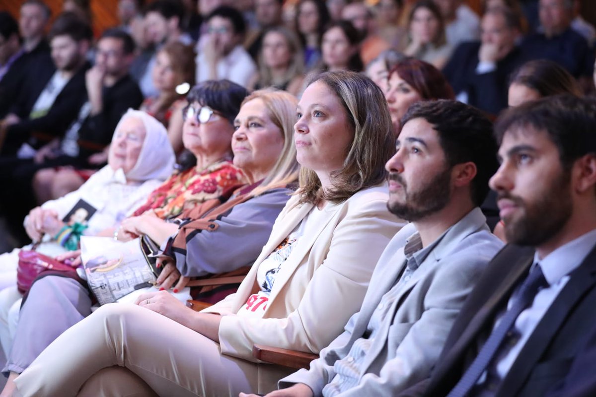 ElioDeAntoni's tweet photo. Ayer tuvimos el cierre del V Foro de Política Exterior Argentina de @REDAPPE. Después de tres jornadas con panales de discusión, nos encontramos para hacer la entrega de premios ‘Oscar R. Cardoso’ a la labor periodística argentina en RRII y hacer el brindis de fin de año. https://t.co/kKcZrRrobF