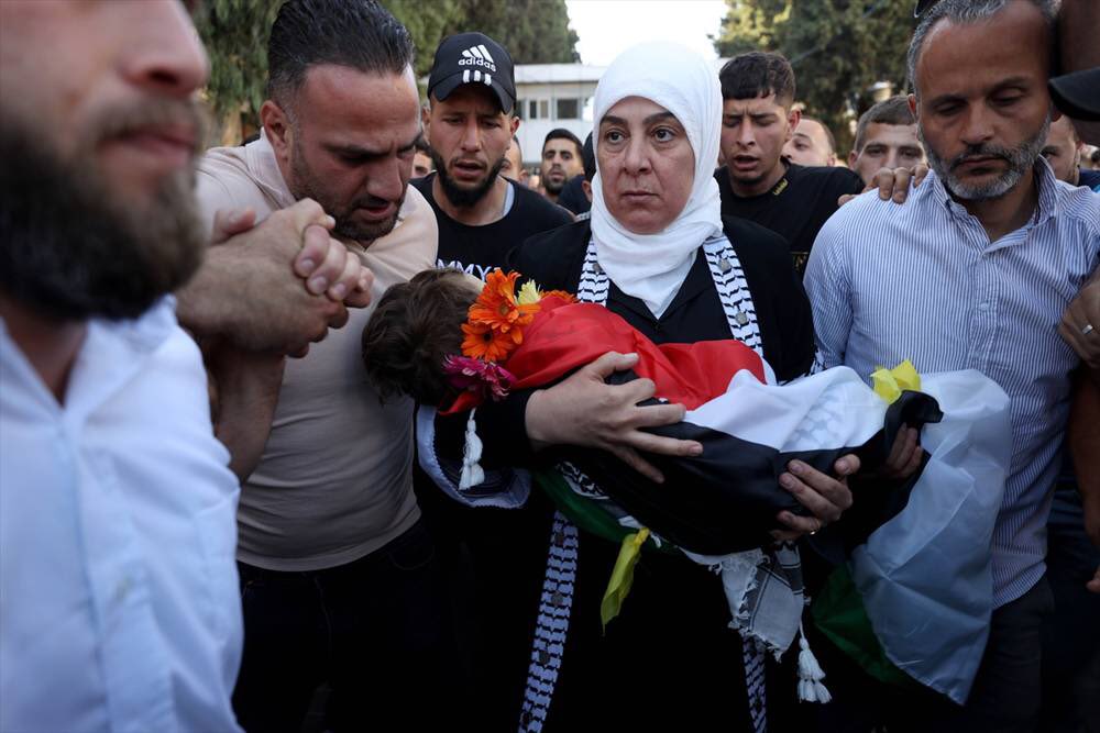 🥀
Anne ölünce çocuk
Bahçenin en yalnız köşesinde
Elinde bir siyah çubuk
Ağzında küçük bir leke
🥀
Çocuk öldü mü güneş🥀
Simsiyah görünür gözüne
Elinde bir ip nereye
Bilmez bağlayacağını anne
🥀
Kaçar herkesten
Durmaz bir yerde
Anne ölünce çocuk
Çocuk ölünce anne🥀
#FreePalestine