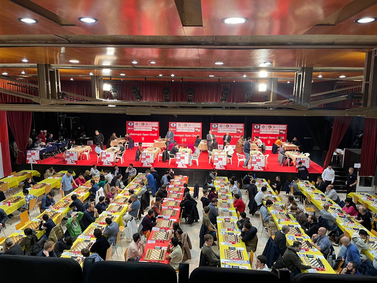 Hoy tuve el honor de tocar la campana que ha dado arranque a la segunda ronda del Llobregat Open Chess. El torneo abierto más fuerte de Europa  y tenemos la suerte de tenerlo aquí al lado de casa 😀 #LlobregatOpenChess