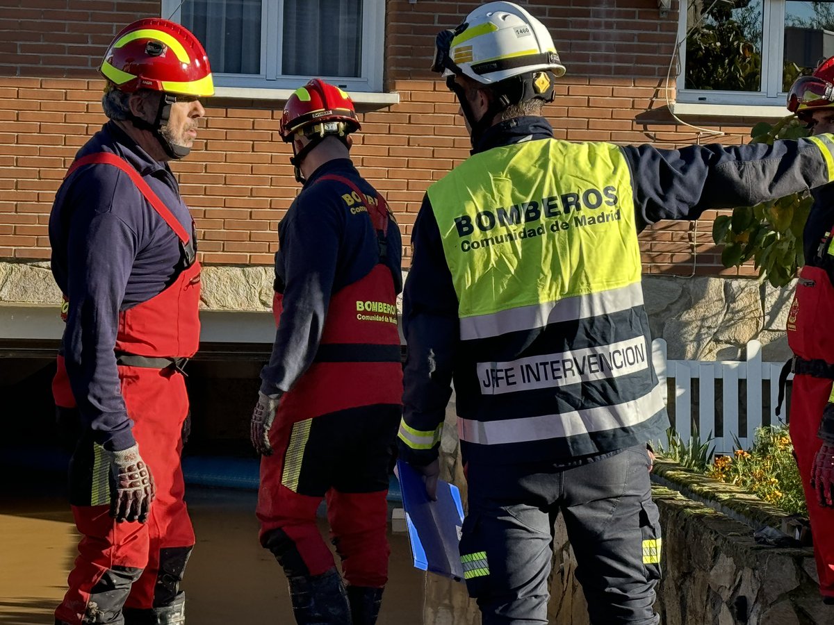 112cmadrid's tweet photo. Inundaciones en #CamarmadeEsteruelas por el desbordamiento del arroyo Camarmilla. 

Los #BomberosCM trabajan en garajes, trasteros y plantas bajas de 52 viviendas. También están afectados por el agua el polideportivo, el colegio y la escuela infantil que ha sido desalojada. https://t.co/eUWGEi5y59