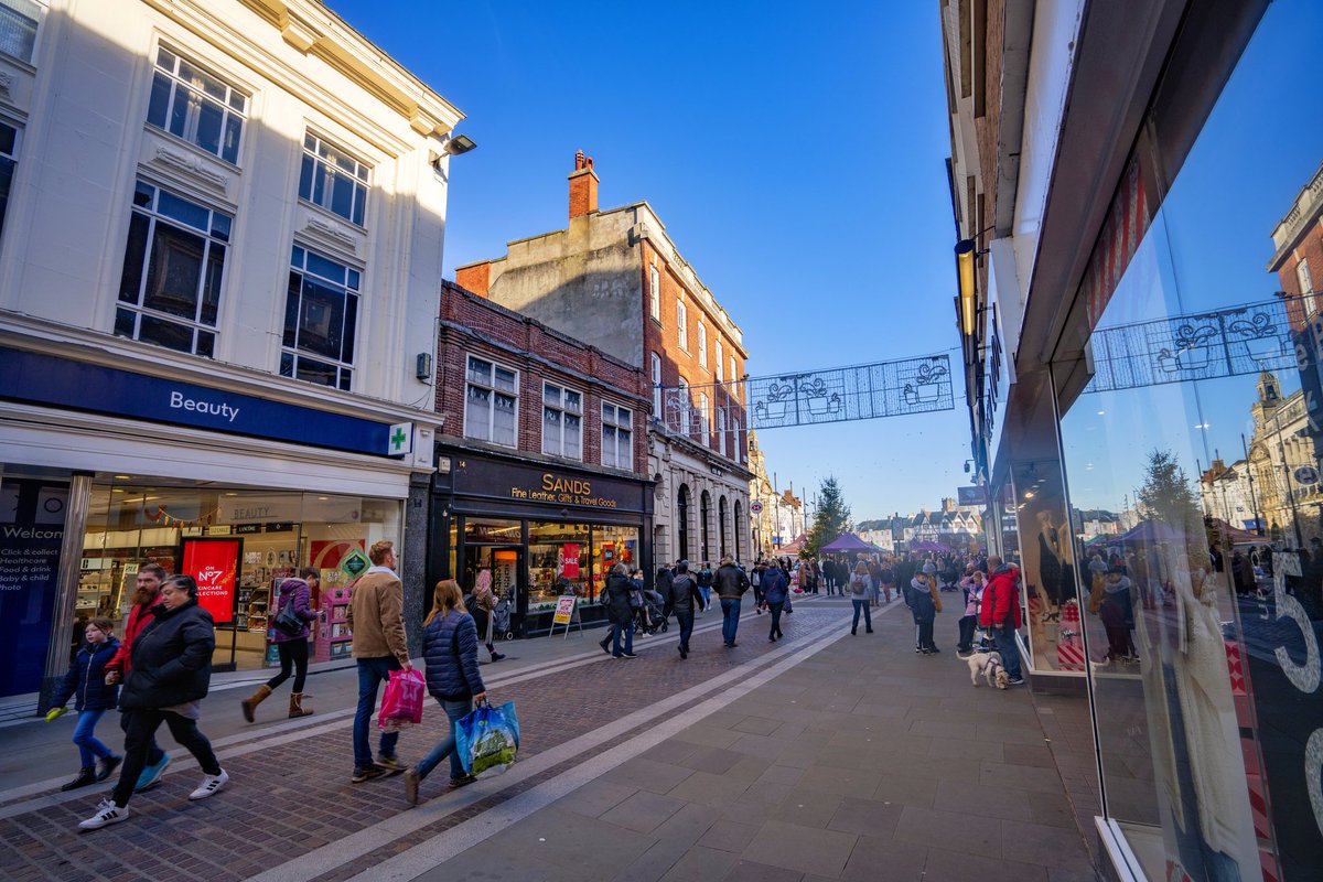 I'm guessing it tastes of coffee and cake 💋☕️🍰😉 Eden waiting under the mistletoe in #Hereford, #Herefordshire 🎄