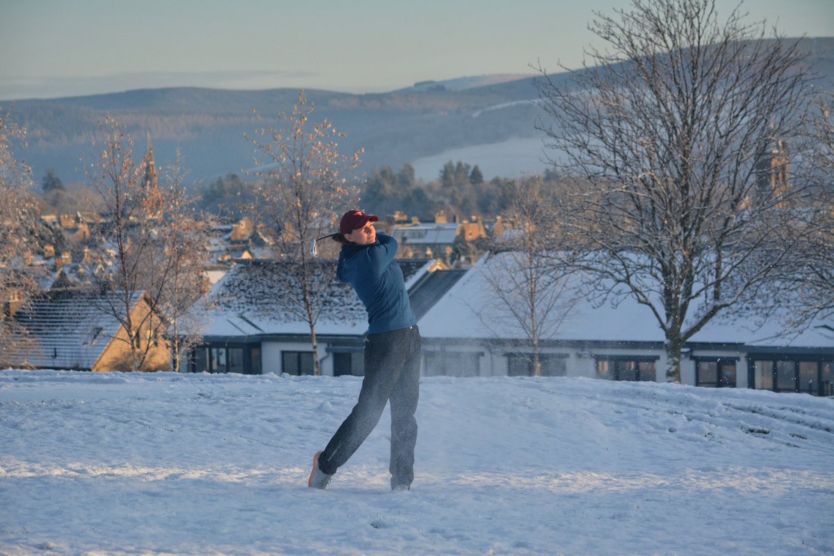 ⛄️| We don’t let a little bit of snow bother us when there’s work to do on the driving range @AilsaBain? A glorious afternoon in the winter sunshine …. happy December!